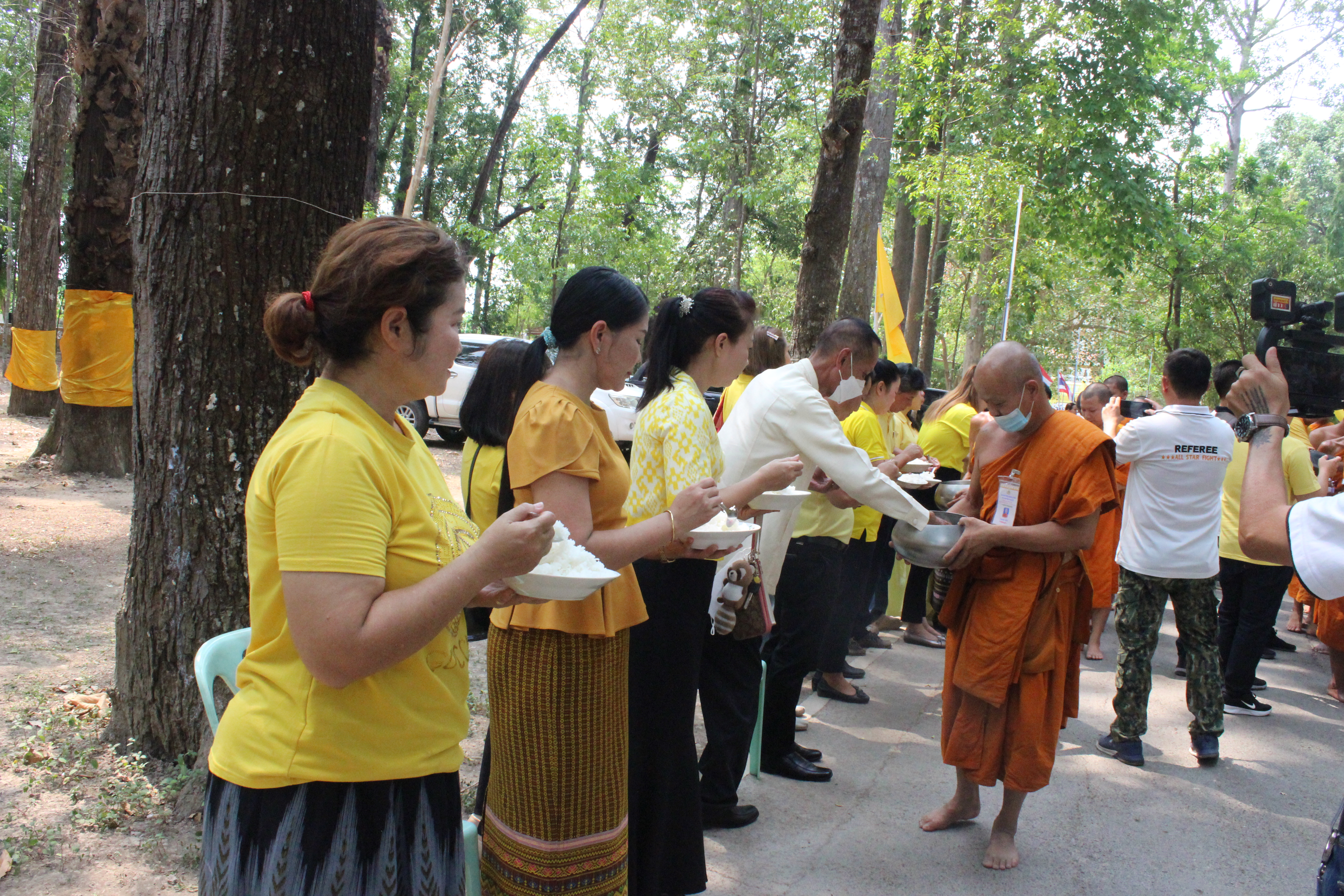 …พช.นครนายก ร่วมเป็นเจ้าภาพถวายภัตตาหารเพลสามเณร โครงการบรรพชาสามเณรเฉลิมพระเกียรติพระบาทสมเด็จพระเจ้าอยู่หัว เนื่องในโอกาสมหามงคลเฉลิมพระชนมพรรษา 6 รอบ