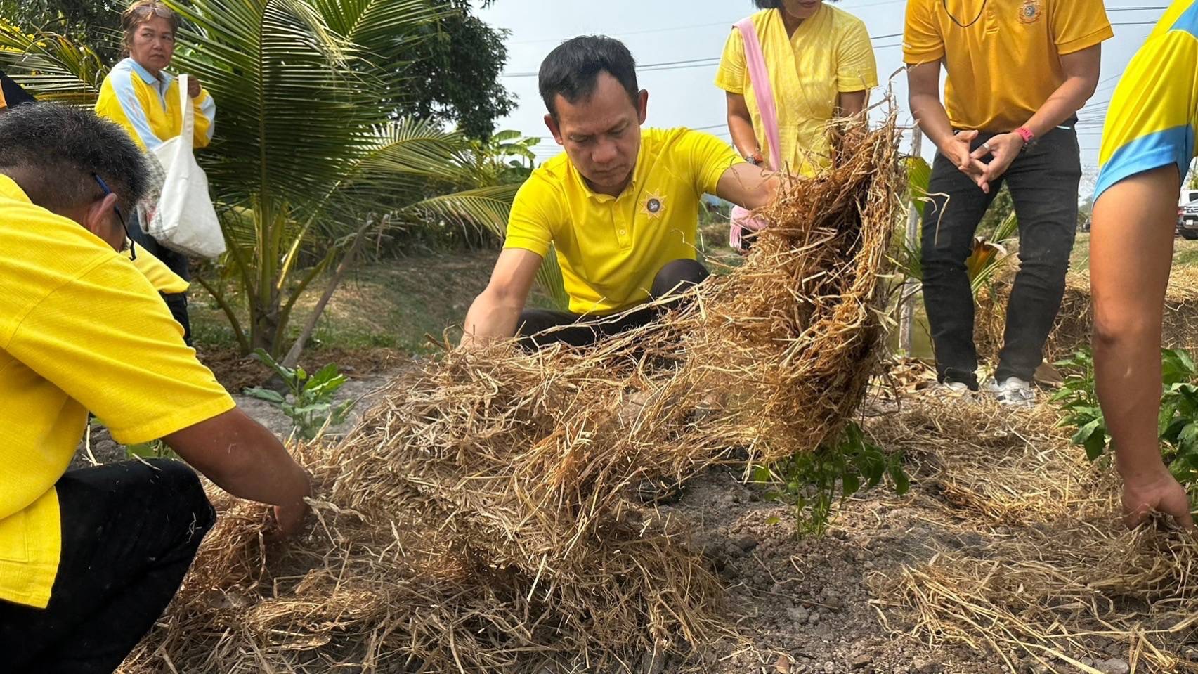 พช.นครนายก ร่วมกิจกรรมเอามื้อสามัคคี ทำความดี ถวายเป็นพระราชกุศล โครงการเฉลิมพระเกียรติพระบาทสมเด็จพระเจ้าอยู่หัว เนื่องในโอกาส มหามงคลเฉลิมพระชนมพรรษา 6 รอบ