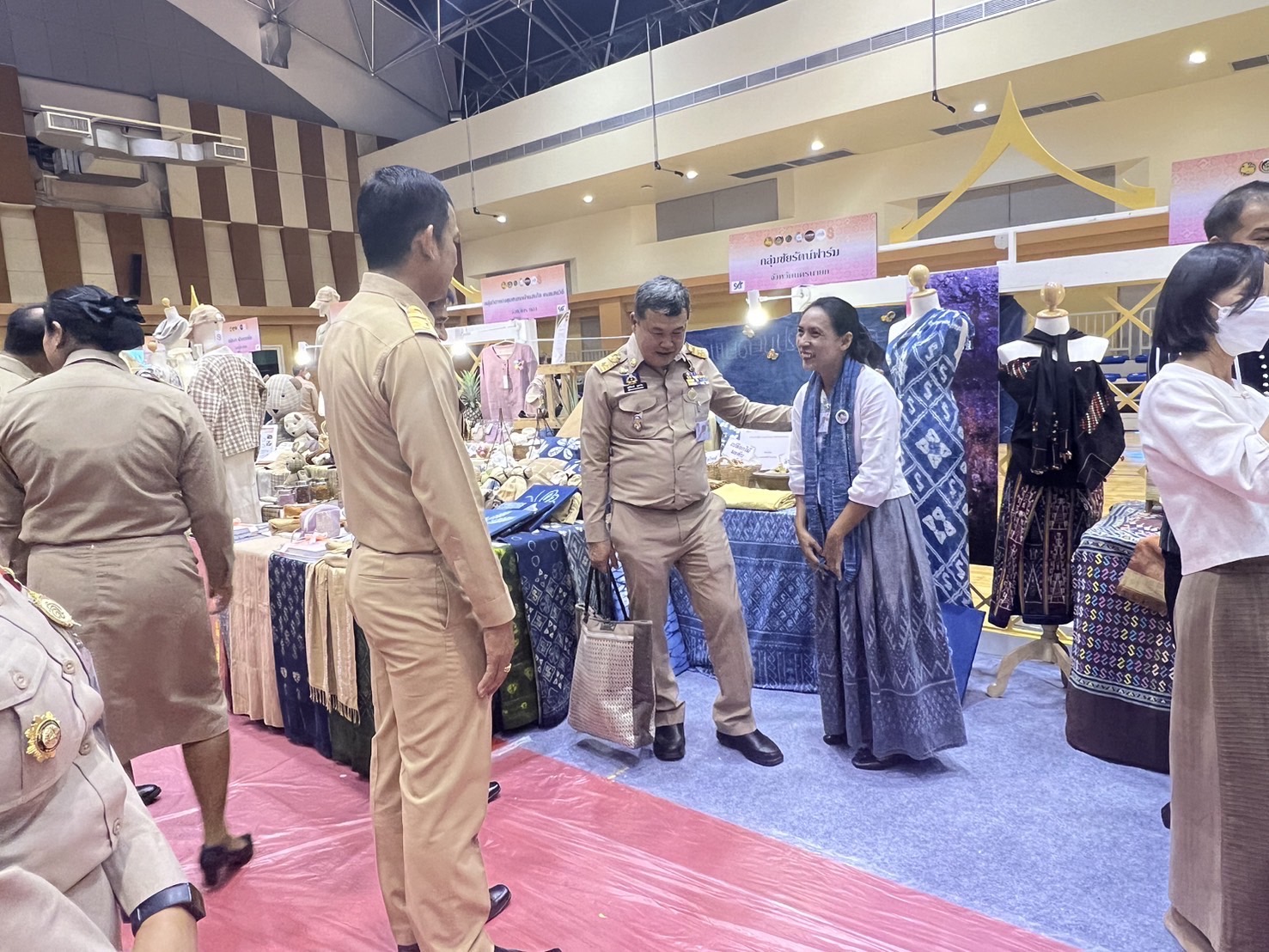 📣📣จังหวัดนครนายก ร่วมรับเสด็จสมเด็จพระเจ้าลูกเธอ เจ้าฟ้าสิริวัณณวรี นารีรัตนราชกัญญา เสด็จไปทอดพระเนตรนิทรรศการผลิตภัณฑ์ผ้าไทยและงานหัตถกรรมชุมชนภาคกลาง และพระราชทานคำแนะนำในการพัฒนาผลิตภัณฑ์ให้แก่ผู้ผลิต ผู้ประกอบการผ้าและงานหัตถกรรมพื้นที่ภาคกลาง เพื่อสร้างงาน สร้างอาชีพ สร้างรายได้ สร้างโอกาส ให้มีคุณภาพชีวิตที่ดีอย่างยั่งยืน