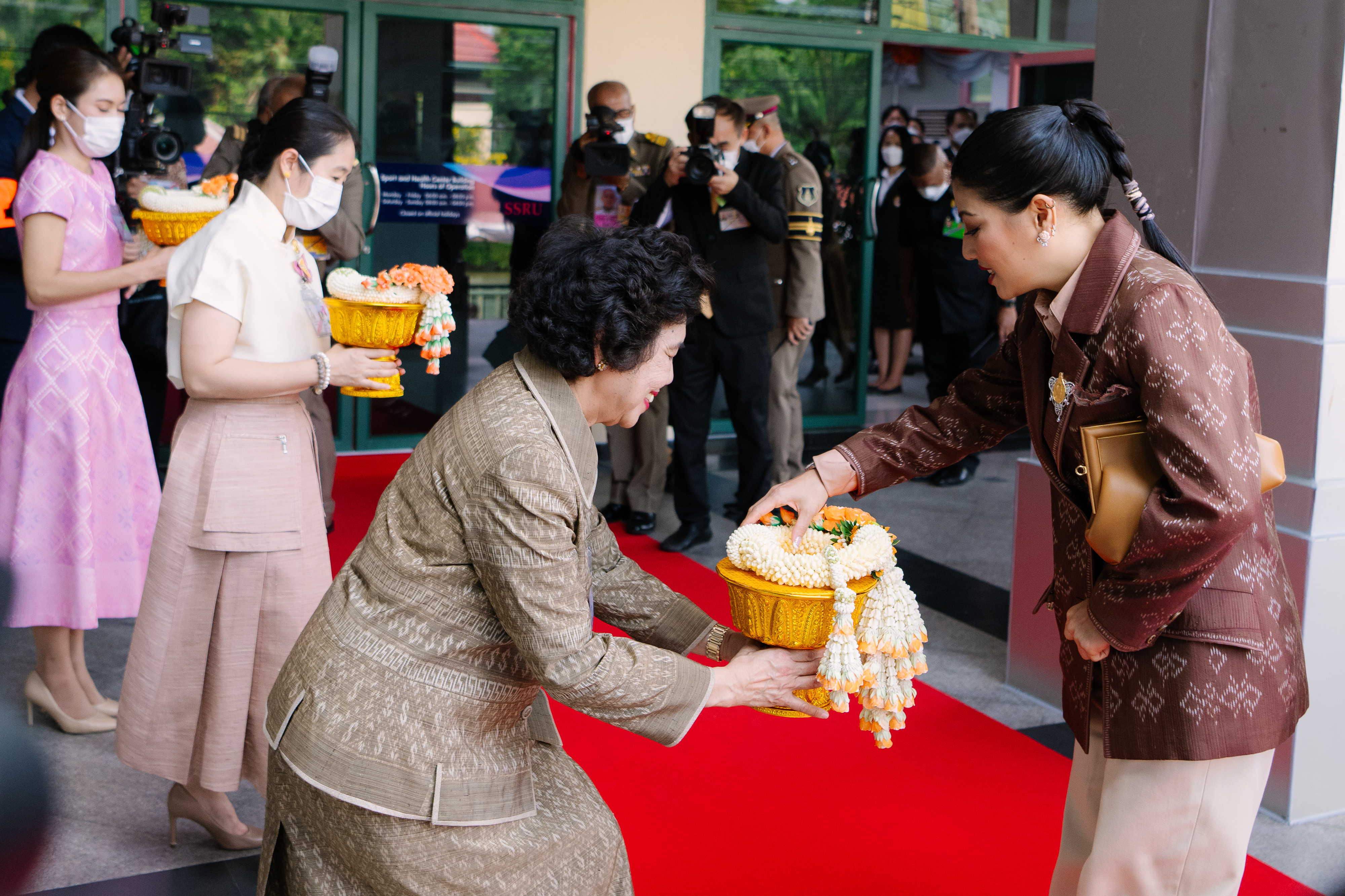 📣📣จังหวัดนครนายก ร่วมรับเสด็จสมเด็จพระเจ้าลูกเธอ เจ้าฟ้าสิริวัณณวรี นารีรัตนราชกัญญา เสด็จไปทอดพระเนตรนิทรรศการผลิตภัณฑ์ผ้าไทยและงานหัตถกรรมชุมชนภาคกลาง และพระราชทานคำแนะนำในการพัฒนาผลิตภัณฑ์ให้แก่ผู้ผลิต ผู้ประกอบการผ้าและงานหัตถกรรมพื้นที่ภาคกลาง เพื่อสร้างงาน สร้างอาชีพ สร้างรายได้ สร้างโอกาส ให้มีคุณภาพชีวิตที่ดีอย่างยั่งยืน