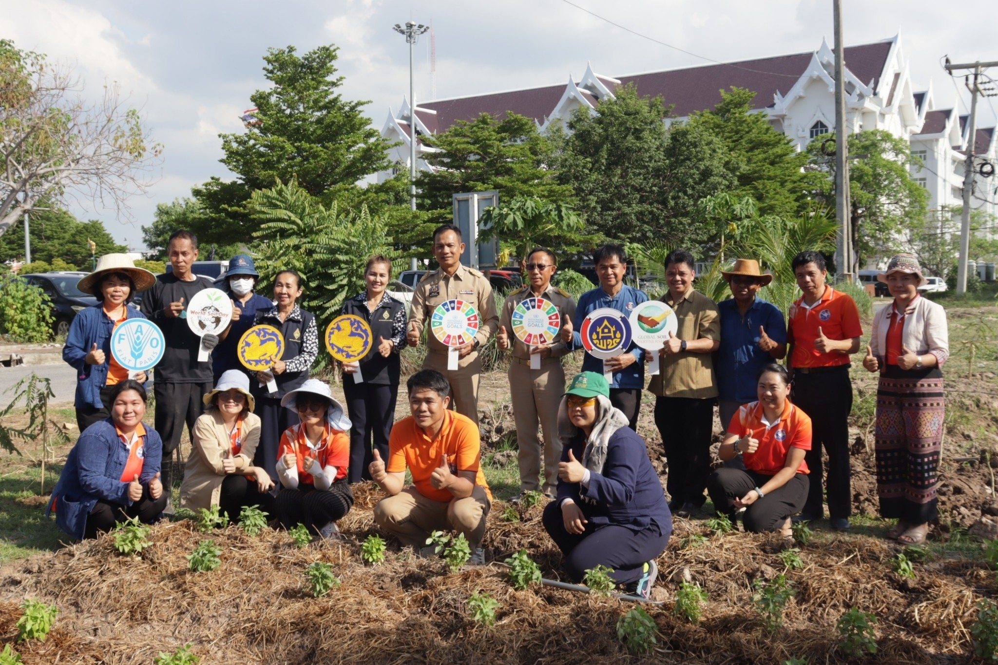 🌷 พช.นครนายก ขับเคลื่อนการน้อมนำแนวพระราชดำริของสมเด็จพระกนิษฐาธิราชเจ้า กรมสมเด็จพระเทพรัตนราชสุดาฯ สยามบรมราชกุมารี สู่ปฏิบัติการปลูกผักสวนครัว เพื่อสร้างความมั่นคงทางอาหาร กิจกรรมผู้นำต้องทำก่อน