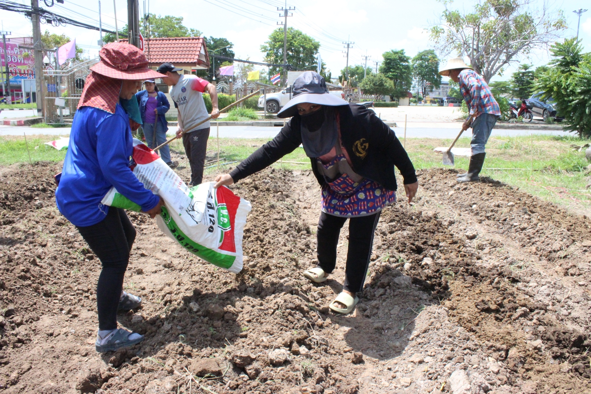 🌷 พช.นครนายก ขับเคลื่อนการน้อมนำแนวพระราชดำริของสมเด็จพระกนิษฐาธิราชเจ้า กรมสมเด็จพระเทพรัตนราชสุดาฯ สยามบรมราชกุมารี สู่ปฏิบัติการปลูกผักสวนครัว เพื่อสร้างความมั่นคงทางอาหาร กิจกรรมผู้นำต้องทำก่อน