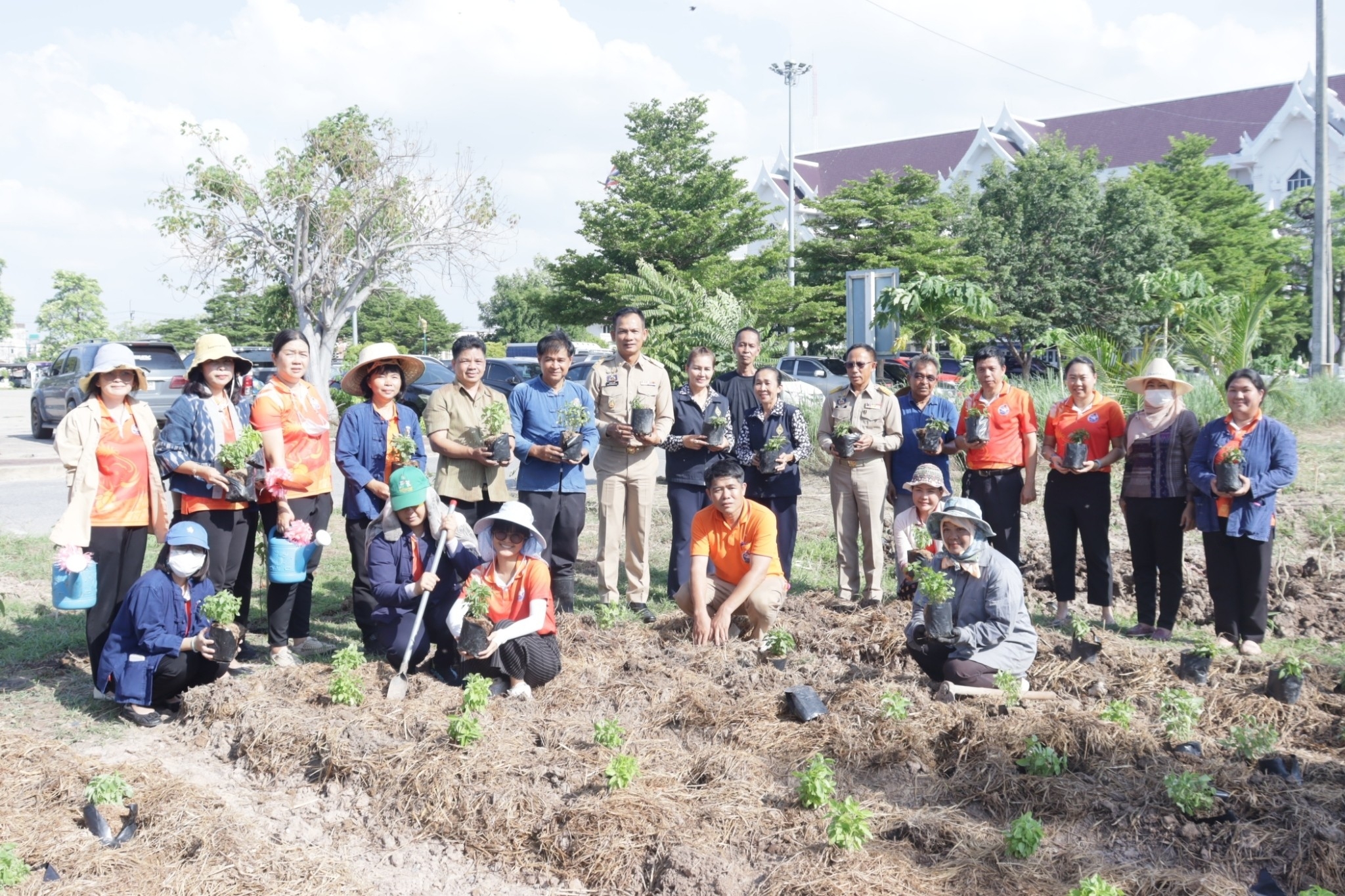 🌷 พช.นครนายก ขับเคลื่อนการน้อมนำแนวพระราชดำริของสมเด็จพระกนิษฐาธิราชเจ้า กรมสมเด็จพระเทพรัตนราชสุดาฯ สยามบรมราชกุมารี สู่ปฏิบัติการปลูกผักสวนครัว เพื่อสร้างความมั่นคงทางอาหาร กิจกรรมผู้นำต้องทำก่อน