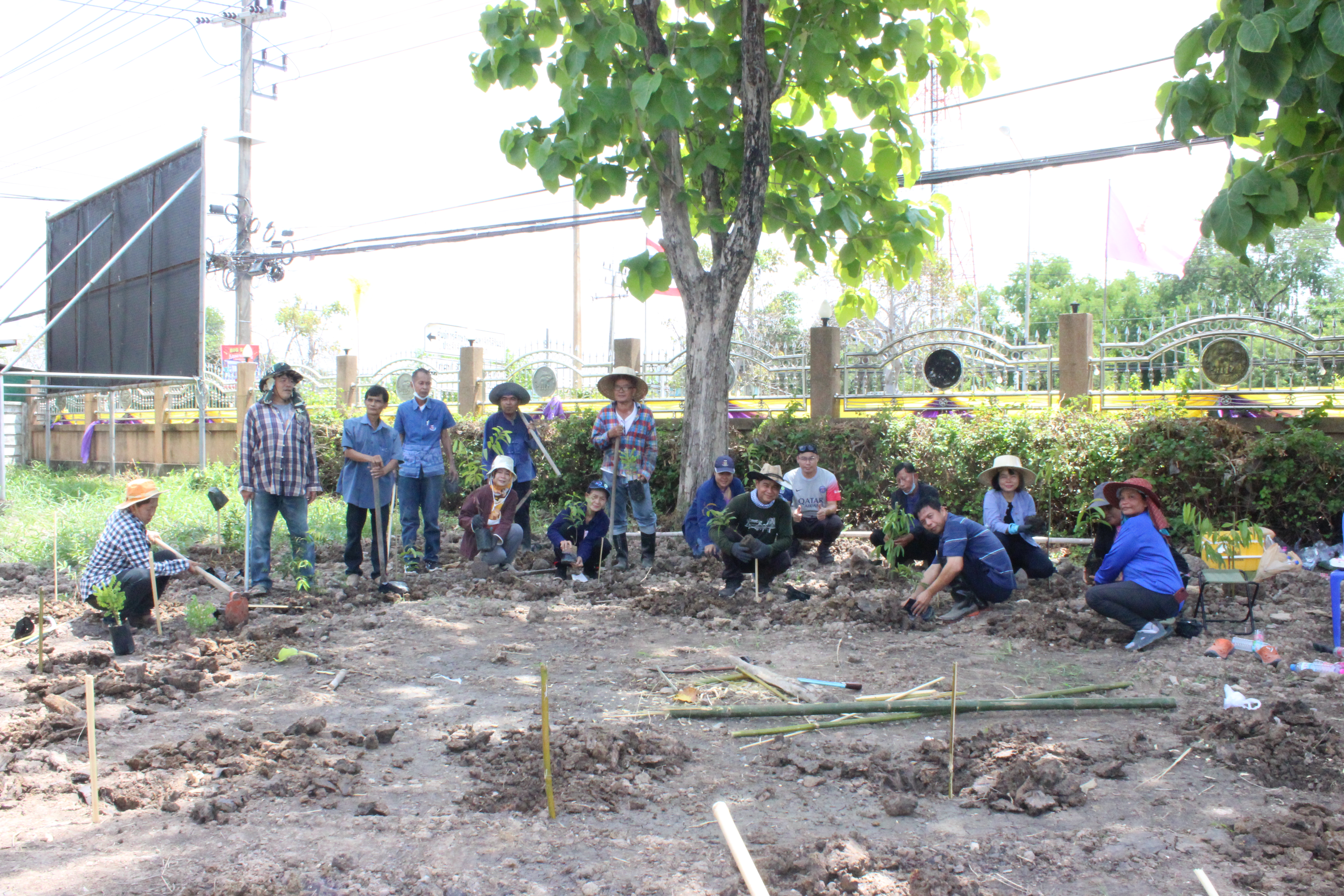 …พช.นครนายกพร้อมผู้นำชุมชน ร่วมปรับพื้นที่ที่รับผิดชอบตามโครงการนครนายกเมือง (สะอาด) น่าอยู่