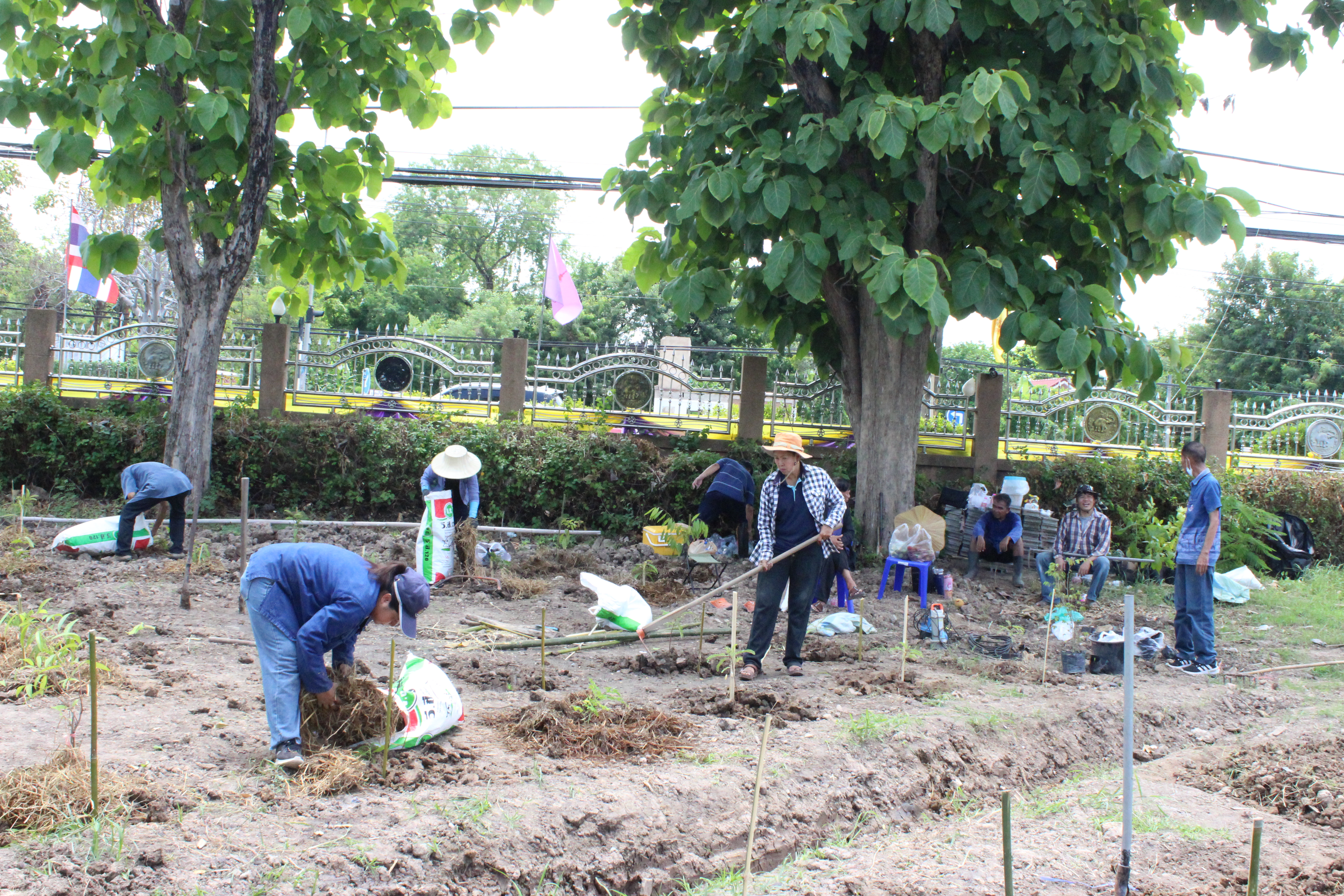 …พช.นครนายกพร้อมผู้นำชุมชน ร่วมปรับพื้นที่ที่รับผิดชอบตามโครงการนครนายกเมือง (สะอาด) น่าอยู่