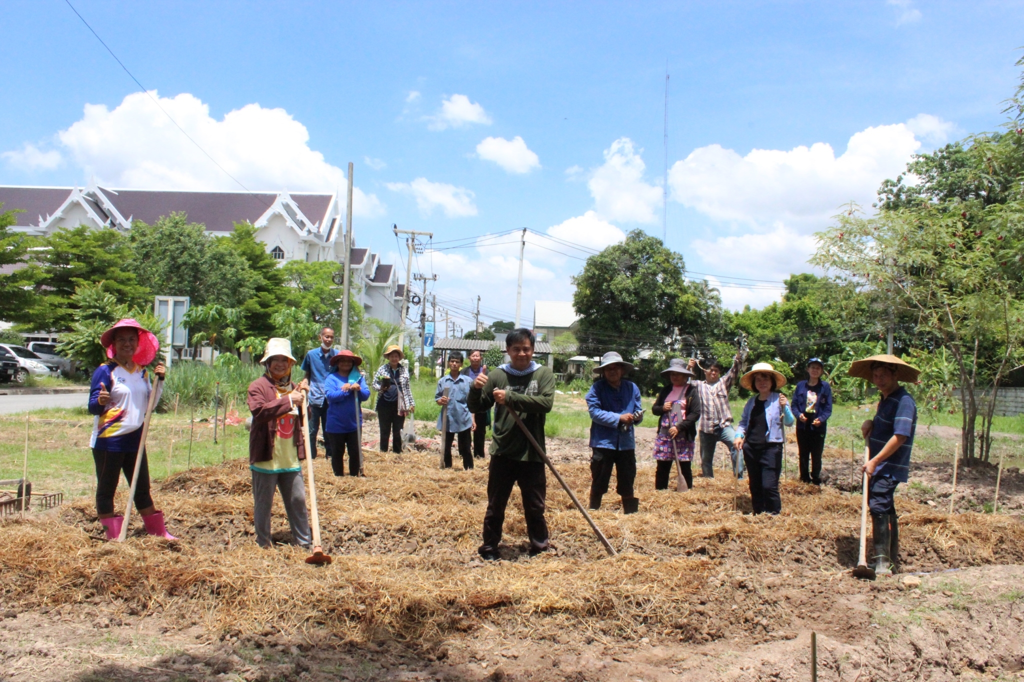 …พช.นครนายกพร้อมผู้นำชุมชน ร่วมปรับพื้นที่ที่รับผิดชอบตามโครงการนครนายกเมือง (สะอาด) น่าอยู่