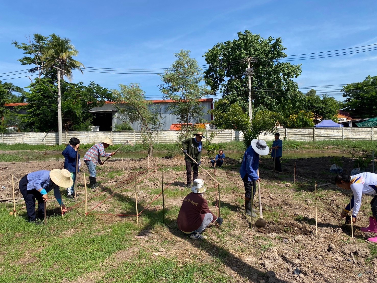 …พช.นครนายกพร้อมผู้นำชุมชน ร่วมปรับพื้นที่ที่รับผิดชอบตามโครงการนครนายกเมือง (สะอาด) น่าอยู่