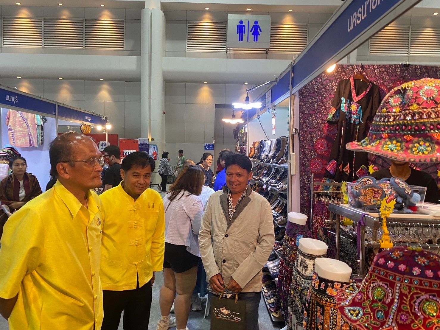 มท.1 เปิดงาน OTOP MIDYEAR 2024 “หลากหลายผลิตภัณฑ์ สีสันภูมิปัญญาไทย” ชูสินค้าเอกลักษณ์ท้องถิ่น งานหัตถศิลป์ล้ำค่า อลังการงานผ้า จากฝีมือคนไทย