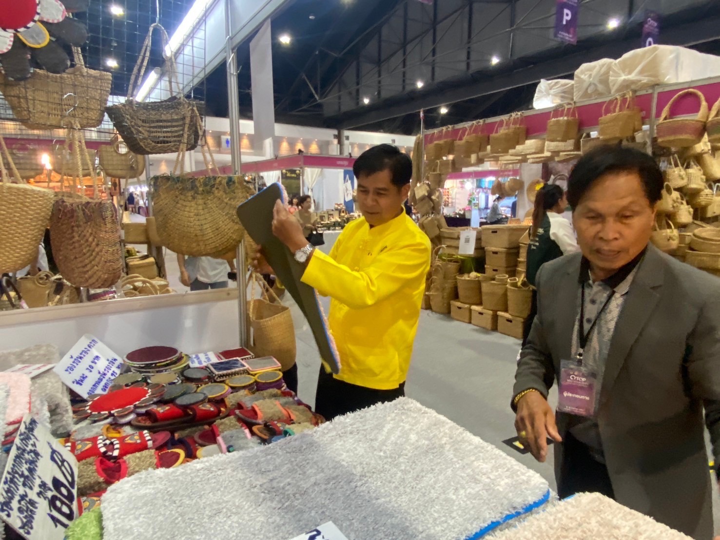 มท.1 เปิดงาน OTOP MIDYEAR 2024 “หลากหลายผลิตภัณฑ์ สีสันภูมิปัญญาไทย” ชูสินค้าเอกลักษณ์ท้องถิ่น งานหัตถศิลป์ล้ำค่า อลังการงานผ้า จากฝีมือคนไทย