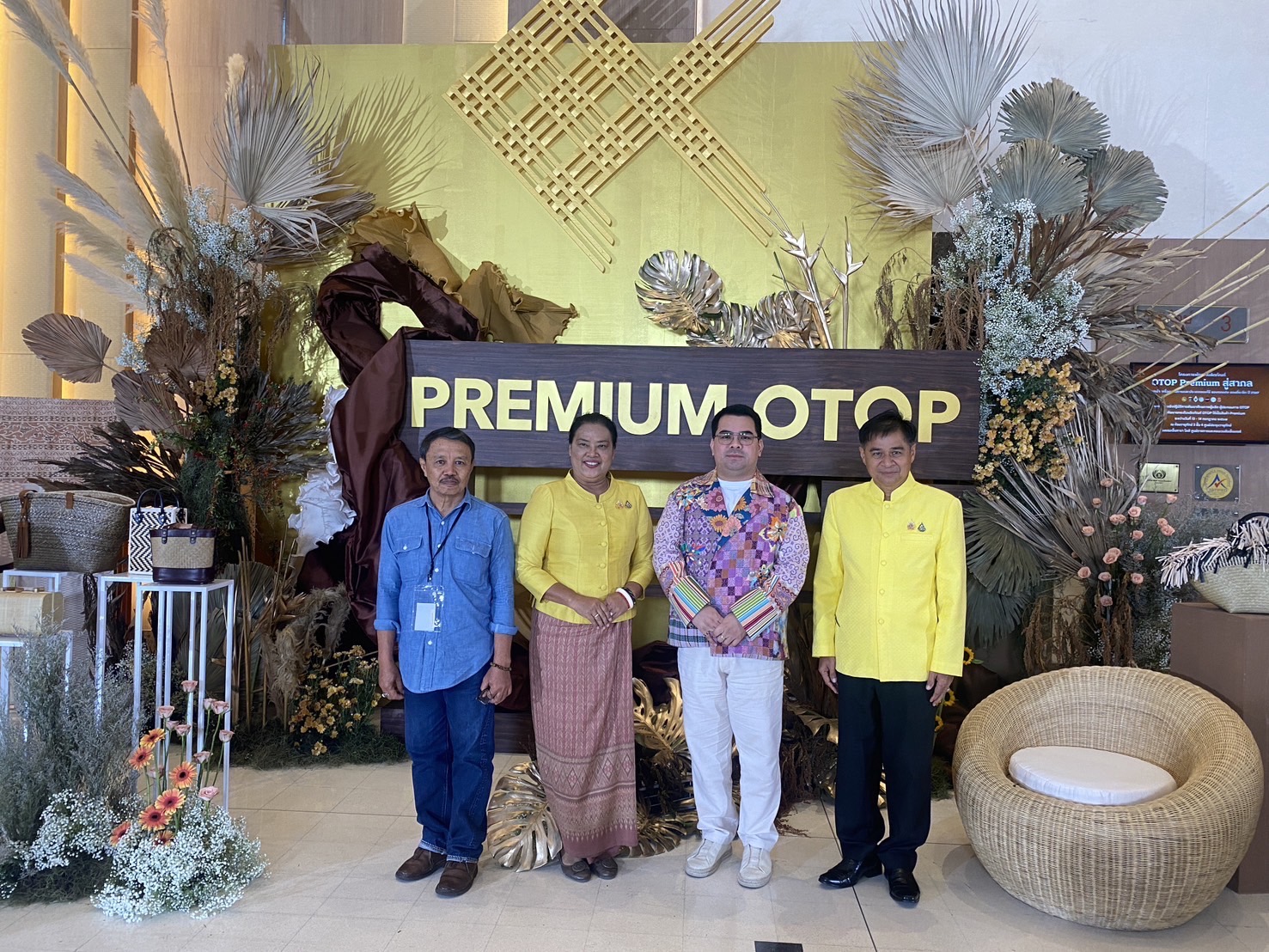 📣📣พช.นครนายก ร่วมพิธีเปิดโครงการพัฒนาผลิตภัณฑ์ OTOP Premium สู่สากล ประเภทผ้า เครื่องแต่งกาย และประเภทของใช้ ของตกแต่ง ของที่ระลึก
