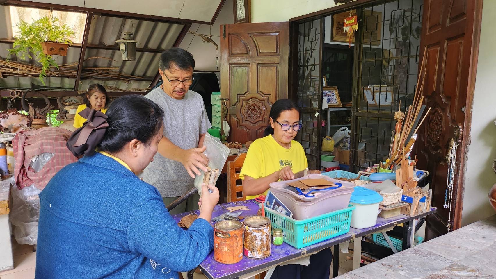 …พช.นครนายก ร่วมลงพื้นที่ติดตามการดำเนินงานกลุ่มประดิษฐ์บ้านเรือนไทยจำลอง