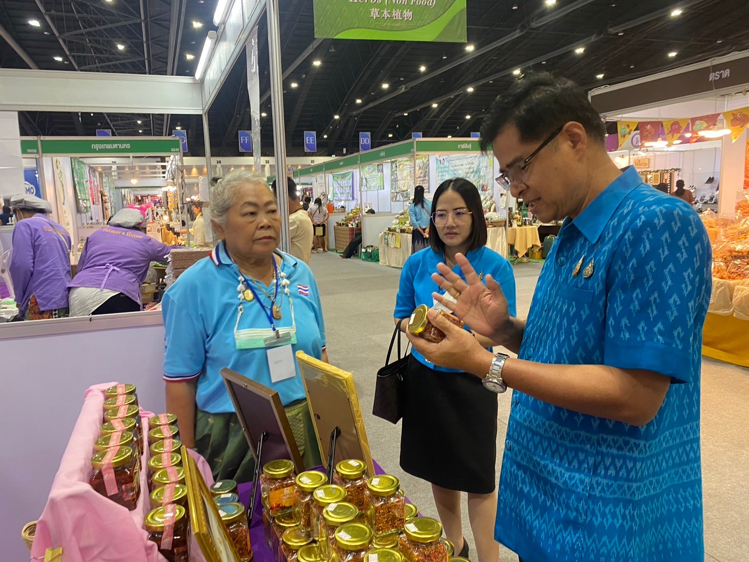 📣📣 พช.นครนายก ยกทัพผู้ประกอบการ OTOP เข้าเมืองกรุงร่วมจำหน่ายสินค้างาน ศิลปาชีพ ประทีปไทย OTOP หลอมดวงใจ ด้วยพระบารมี