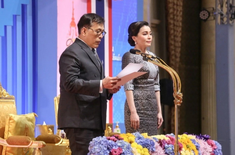 …ผู้ว่าราชการจังหวัดนครนายก นำมวลชนเฝ้ารับเสด็จฯ พระบาทสมเด็จพระเจ้าอยู่หัว และสมเด็จพระนางเจ้าฯ พระบรมราชินี พระราชทานเงินขวัญถุงกองทุนแม่ของแผ่นดิน ในงานมหกรรมกองทุนแม่ของแผ่นดิน ประจำปี 2567