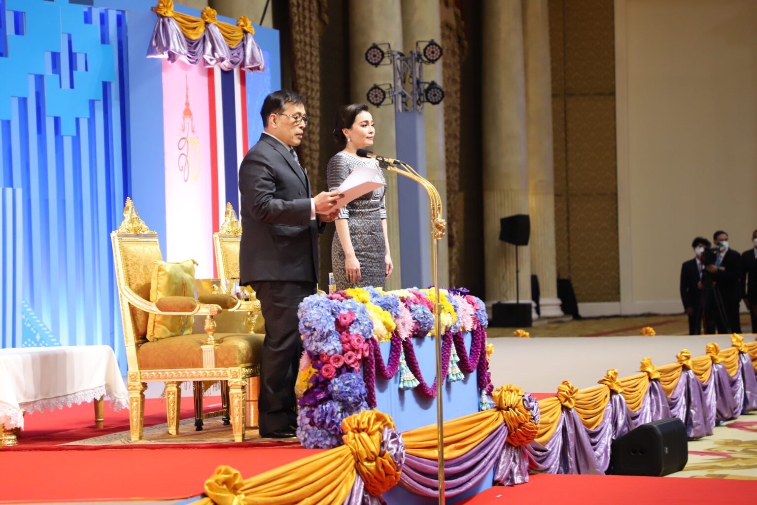 …ผู้ว่าราชการจังหวัดนครนายก นำมวลชนเฝ้ารับเสด็จฯ พระบาทสมเด็จพระเจ้าอยู่หัว และสมเด็จพระนางเจ้าฯ พระบรมราชินี พระราชทานเงินขวัญถุงกองทุนแม่ของแผ่นดิน ในงานมหกรรมกองทุนแม่ของแผ่นดิน ประจำปี 2567