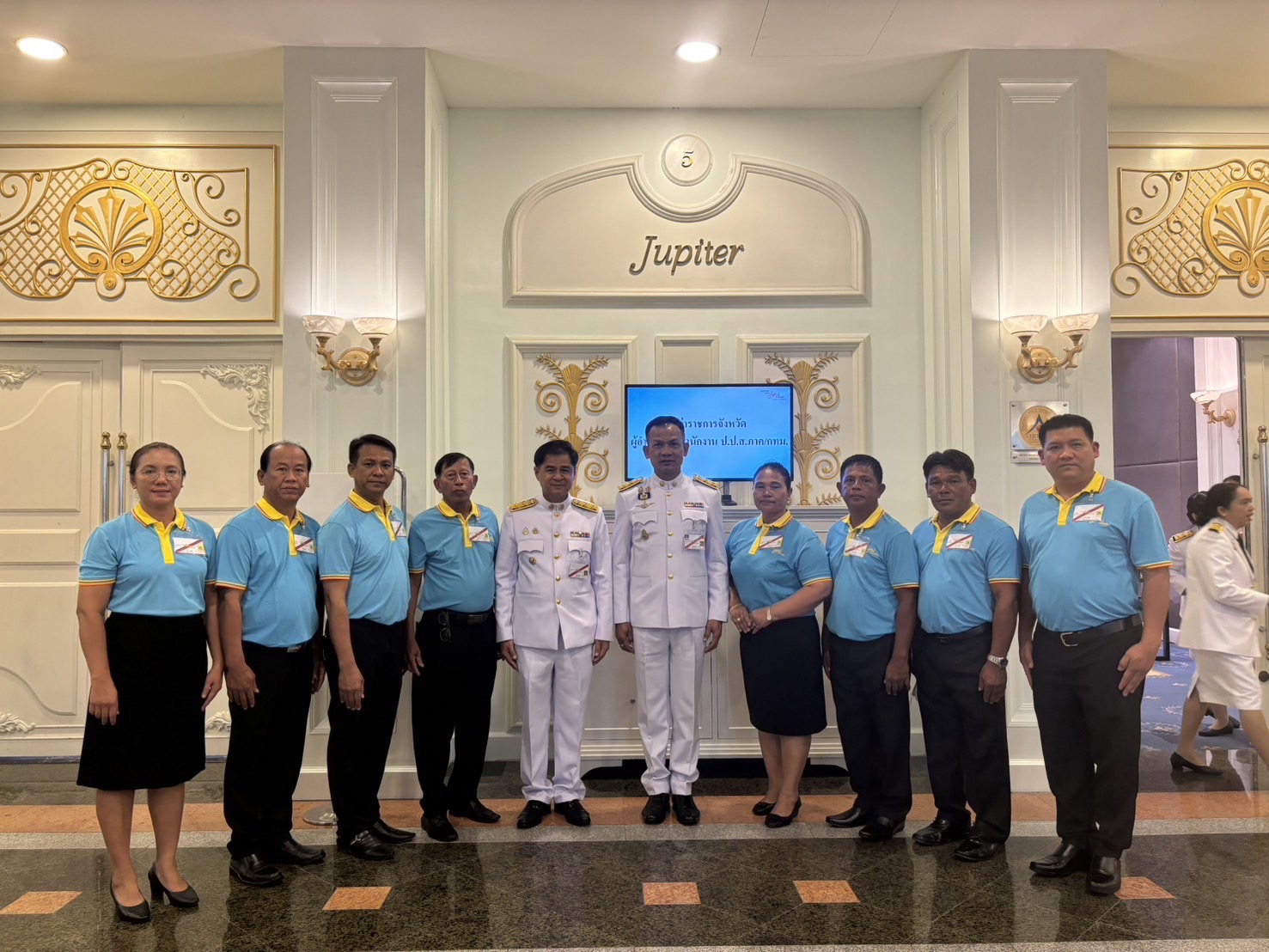 …ผู้ว่าราชการจังหวัดนครนายก นำมวลชนเฝ้ารับเสด็จฯ พระบาทสมเด็จพระเจ้าอยู่หัว และสมเด็จพระนางเจ้าฯ พระบรมราชินี พระราชทานเงินขวัญถุงกองทุนแม่ของแผ่นดิน ในงานมหกรรมกองทุนแม่ของแผ่นดิน ประจำปี 2567