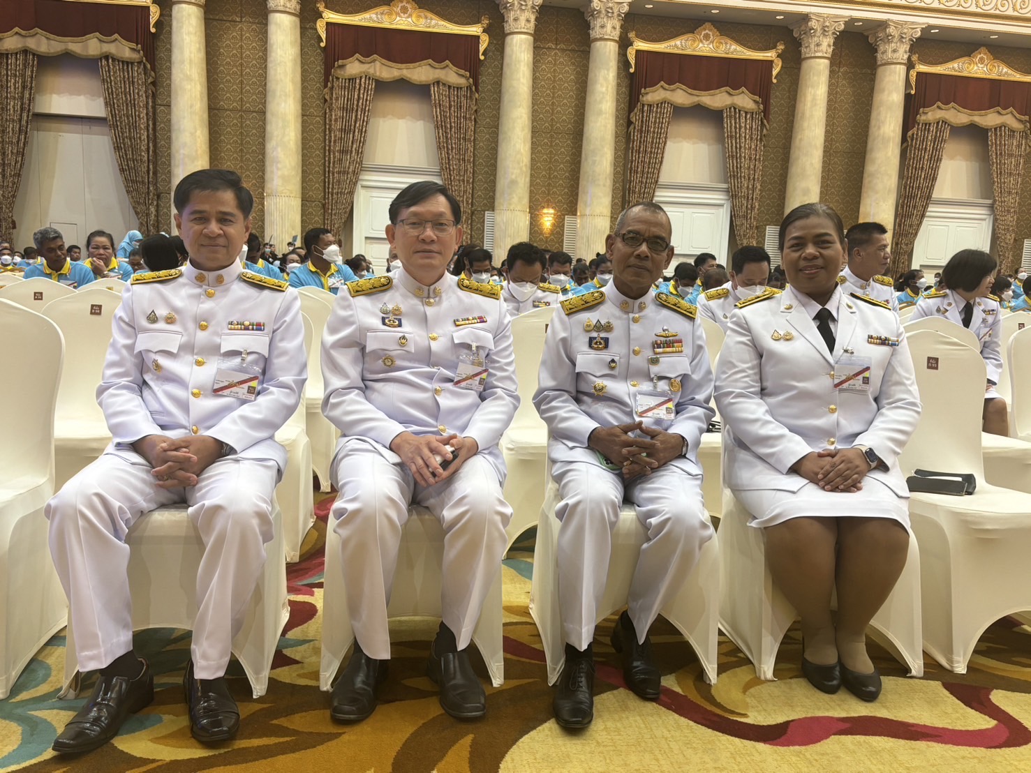 …ผู้ว่าราชการจังหวัดนครนายก นำมวลชนเฝ้ารับเสด็จฯ พระบาทสมเด็จพระเจ้าอยู่หัว และสมเด็จพระนางเจ้าฯ พระบรมราชินี พระราชทานเงินขวัญถุงกองทุนแม่ของแผ่นดิน ในงานมหกรรมกองทุนแม่ของแผ่นดิน ประจำปี 2567