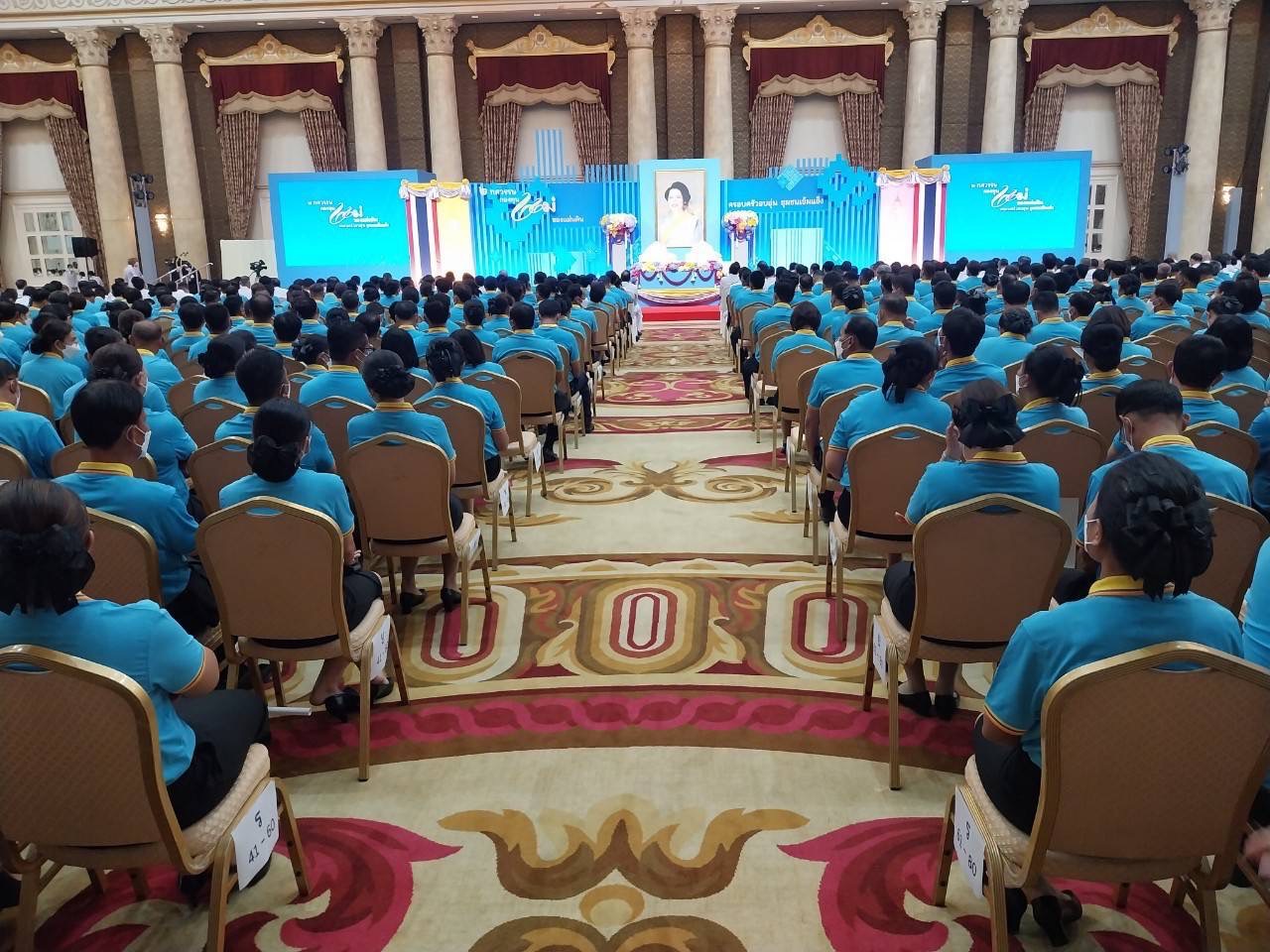 …ผู้ว่าราชการจังหวัดนครนายก นำมวลชนเฝ้ารับเสด็จฯ พระบาทสมเด็จพระเจ้าอยู่หัว และสมเด็จพระนางเจ้าฯ พระบรมราชินี พระราชทานเงินขวัญถุงกองทุนแม่ของแผ่นดิน ในงานมหกรรมกองทุนแม่ของแผ่นดิน ประจำปี 2567