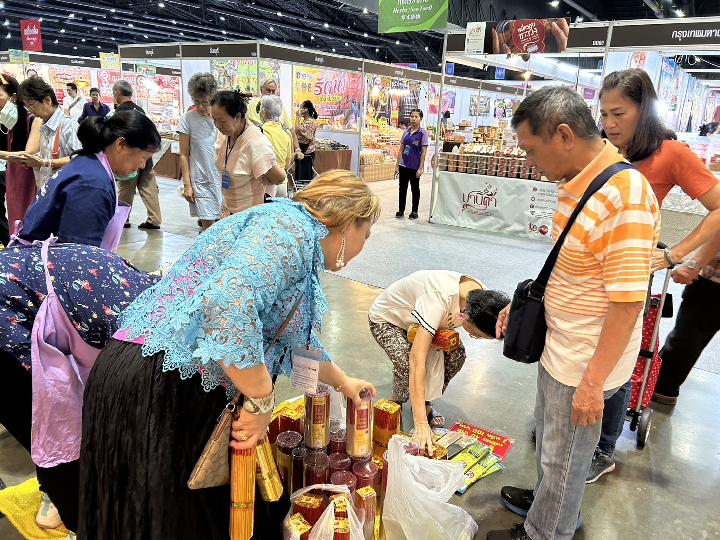 📣📣 พช.นครนายก ยกทัพผู้ประกอบการ OTOP เข้าเมืองกรุงร่วมจำหน่ายสินค้างาน ศิลปาชีพ ประทีปไทย OTOP หลอมดวงใจ ด้วยพระบารมี