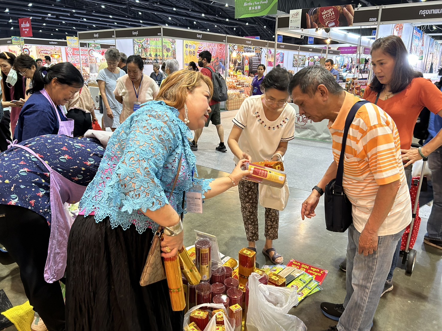 📣📣 พช.นครนายก ยกทัพผู้ประกอบการ OTOP เข้าเมืองกรุงร่วมจำหน่ายสินค้างาน ศิลปาชีพ ประทีปไทย OTOP หลอมดวงใจ ด้วยพระบารมี