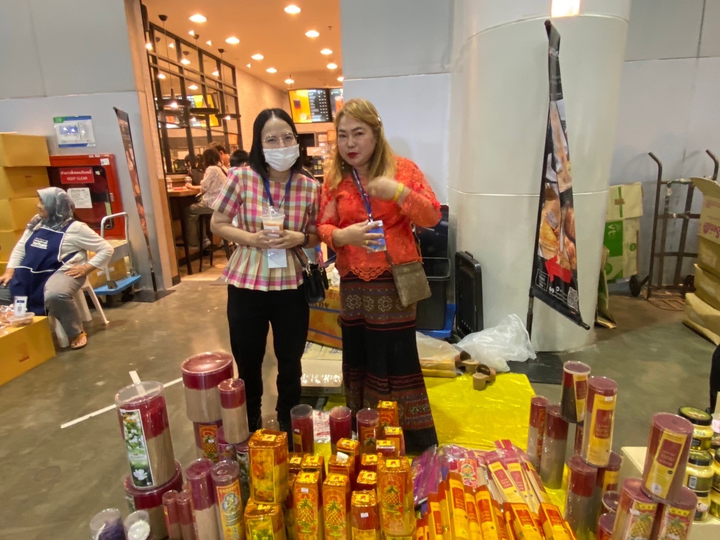 …พช.นครนายก ยกทัพผู้ประกอบการ OTOP เข้าเมืองกรุงร่วมจำหน่ายสินค้างาน ศิลปาชีพ ประทีปไทย OTOP หลอมดวงใจ ด้วยพระบารมี