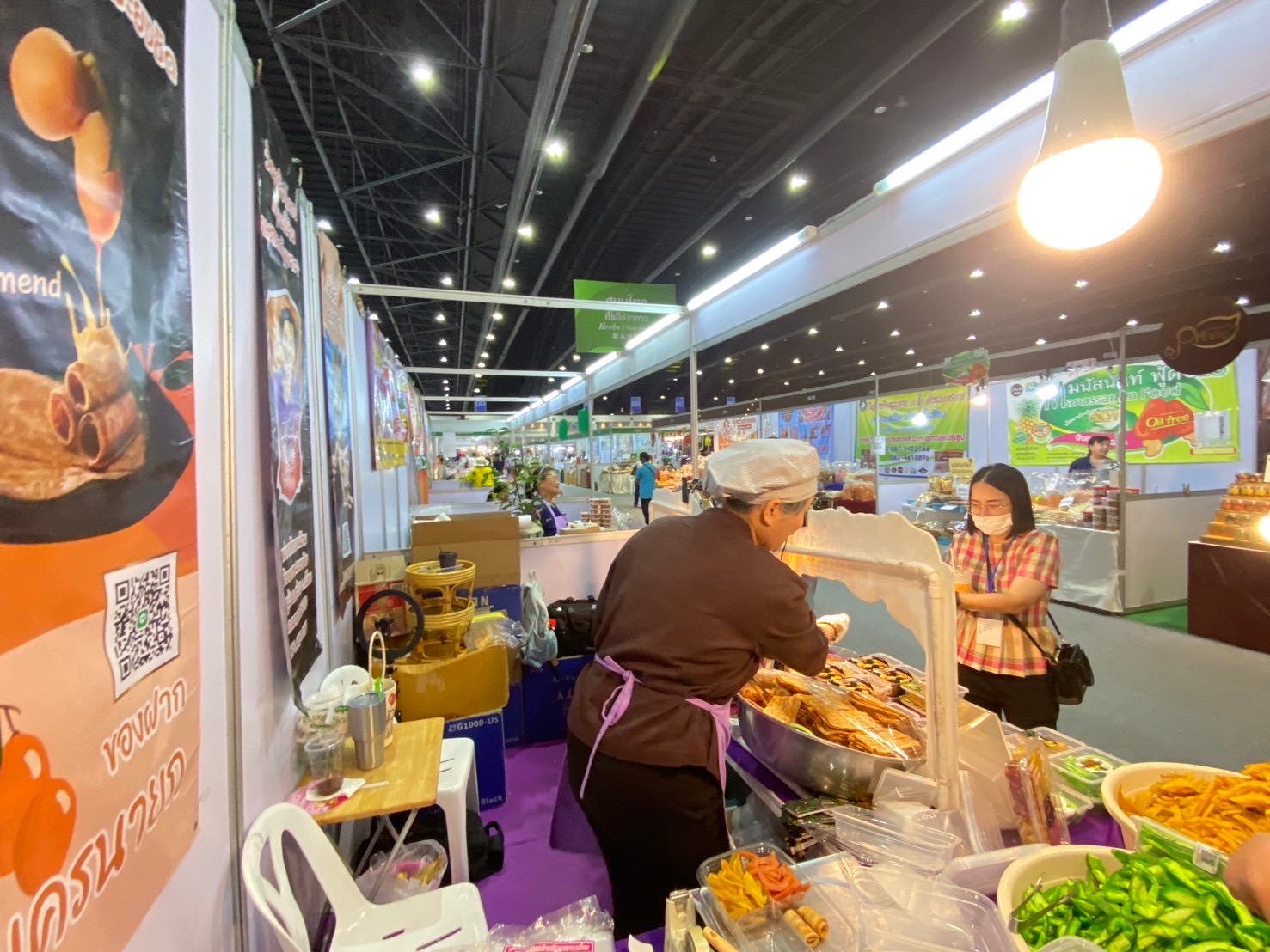 …พช.นครนายก ยกทัพผู้ประกอบการ OTOP เข้าเมืองกรุงร่วมจำหน่ายสินค้างาน ศิลปาชีพ ประทีปไทย OTOP หลอมดวงใจ ด้วยพระบารมี