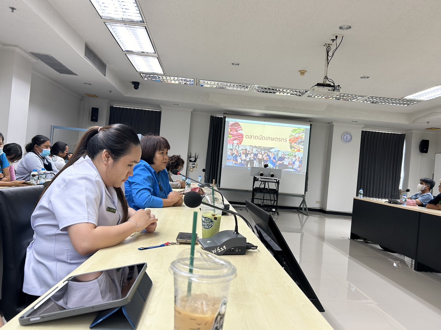 …พช.นครนายก ร่วมประชุมผู้ผลิต ผู้ประกอบการ OTOP ตลาดนัดคนไทยยิ้มได้