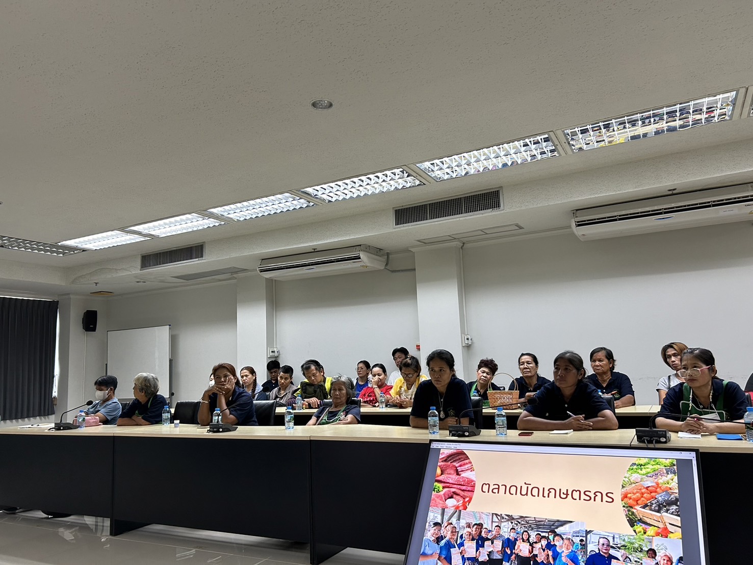 …พช.นครนายก ร่วมประชุมผู้ผลิต ผู้ประกอบการ OTOP ตลาดนัดคนไทยยิ้มได้