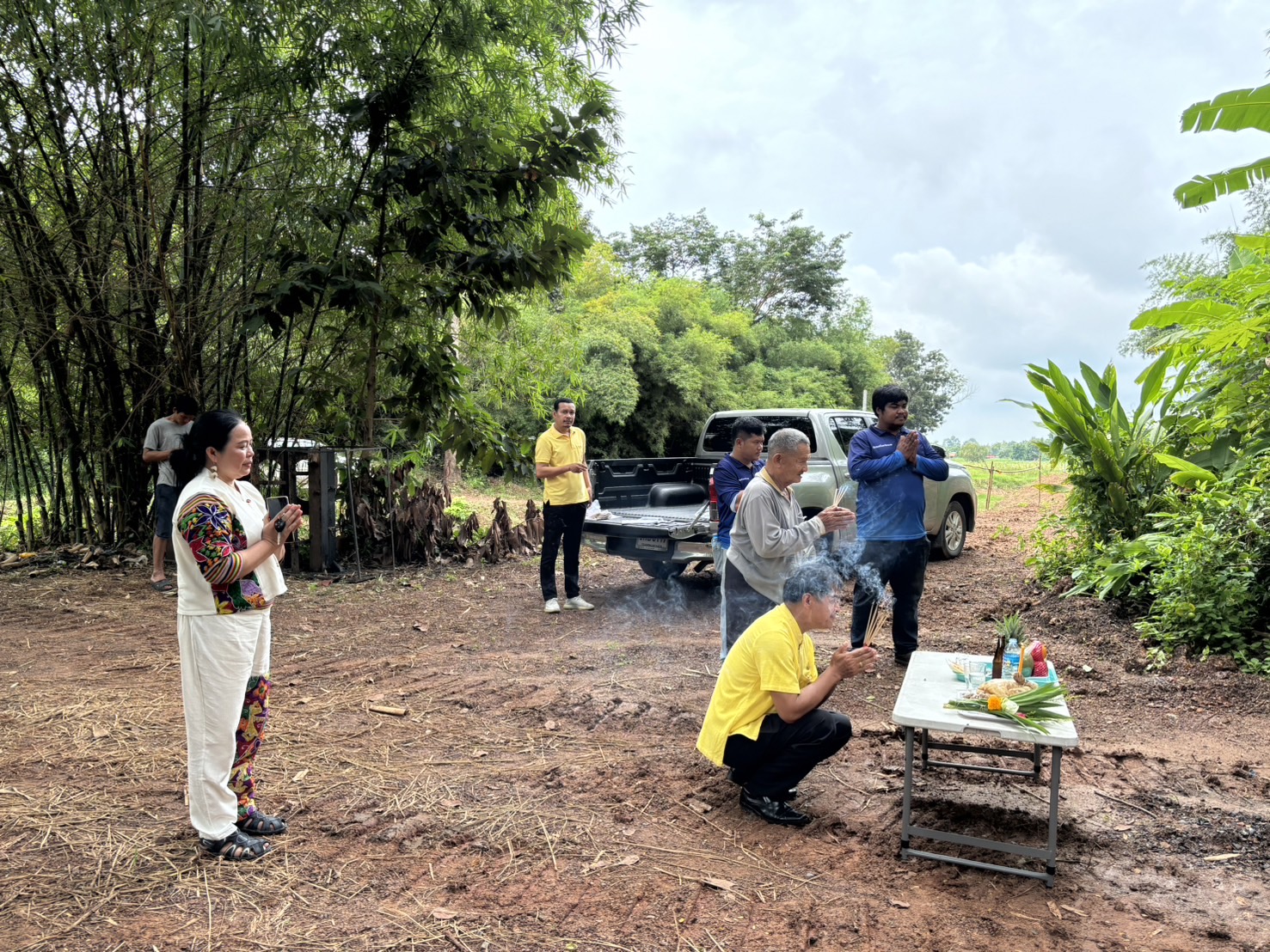 พช.นครนายก ร่วมทำพิธีไหว้เจ้าที่ ก่อนปรับสภาพพื้นที่เพื่อจัดทำฐานเรียนรู้