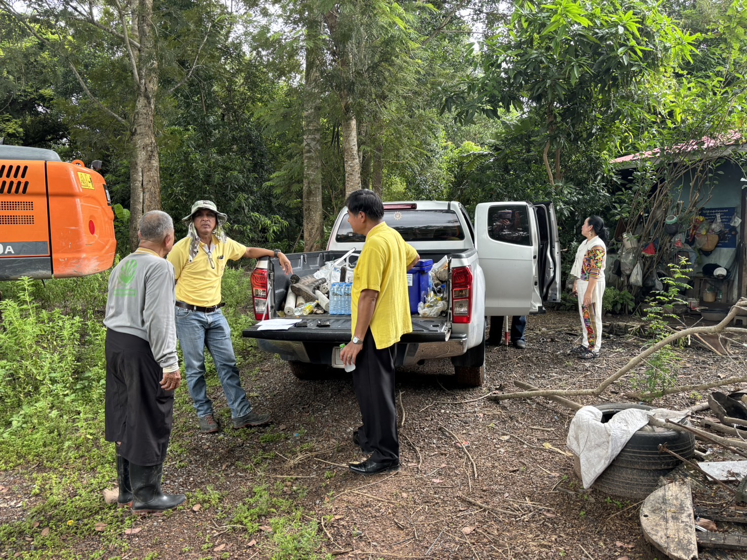 พช.นครนายก ร่วมทำพิธีไหว้เจ้าที่ ก่อนปรับสภาพพื้นที่เพื่อจัดทำฐานเรียนรู้