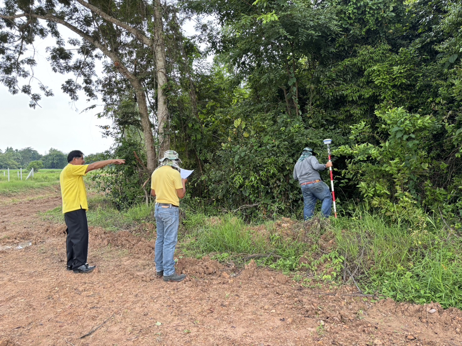 พช.นครนายก ร่วมทำพิธีไหว้เจ้าที่ ก่อนปรับสภาพพื้นที่เพื่อจัดทำฐานเรียนรู้