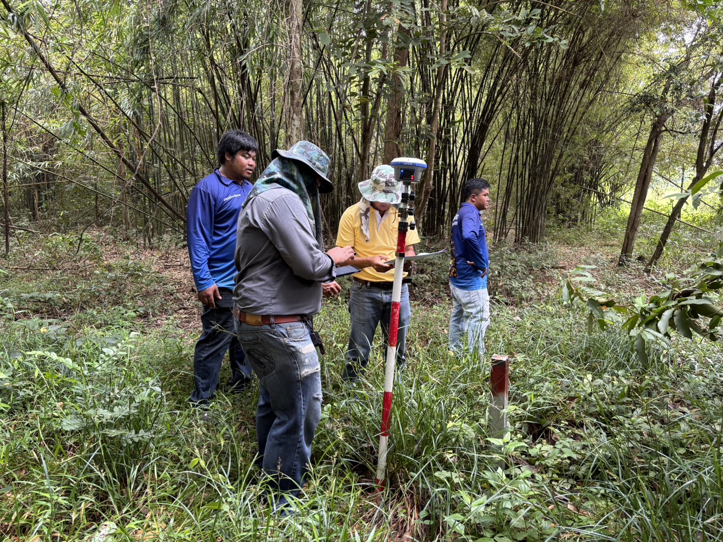 พช.นครนายก ร่วมทำพิธีไหว้เจ้าที่ ก่อนปรับสภาพพื้นที่เพื่อจัดทำฐานเรียนรู้