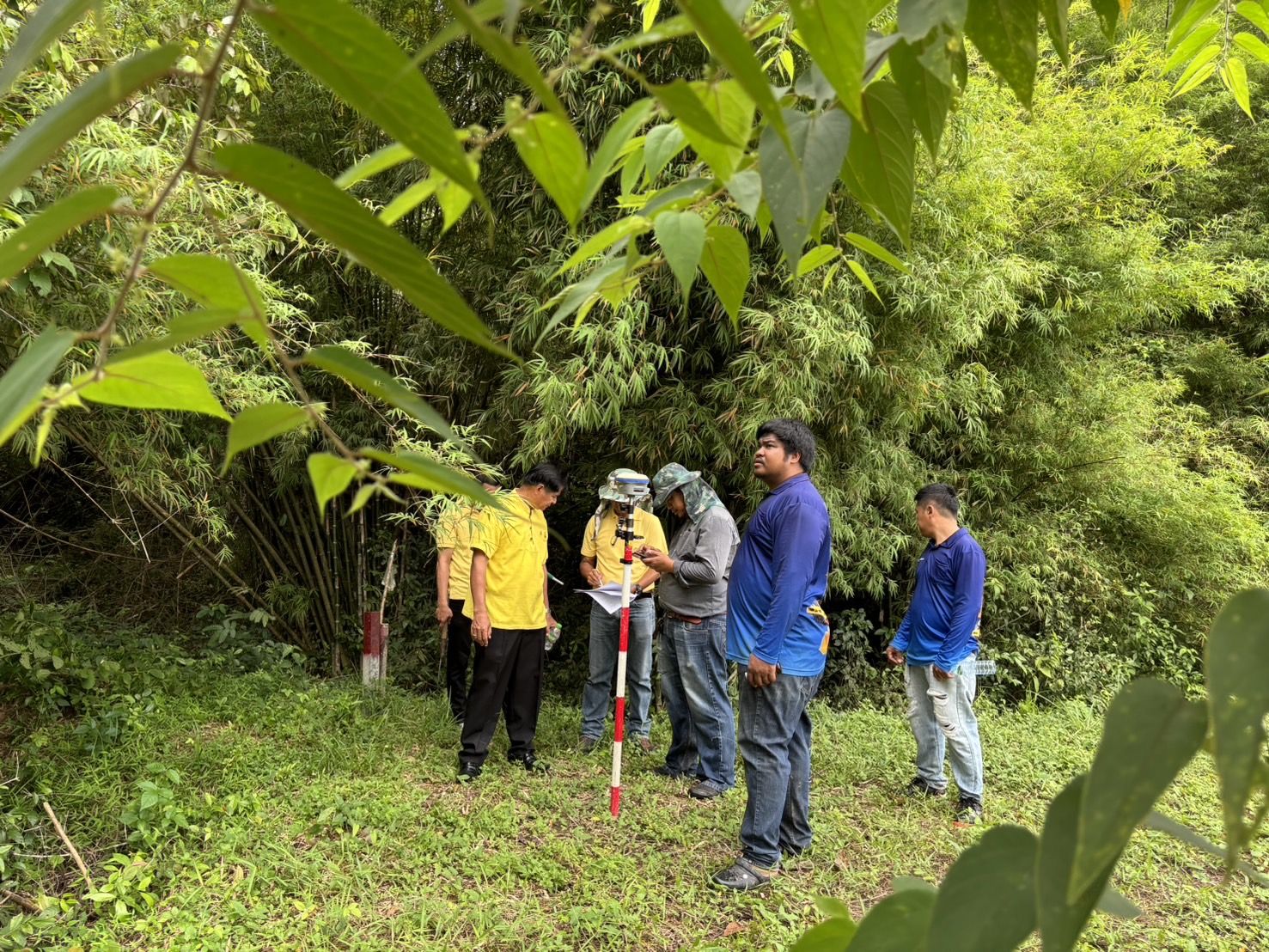 พช.นครนายก ร่วมทำพิธีไหว้เจ้าที่ ก่อนปรับสภาพพื้นที่เพื่อจัดทำฐานเรียนรู้