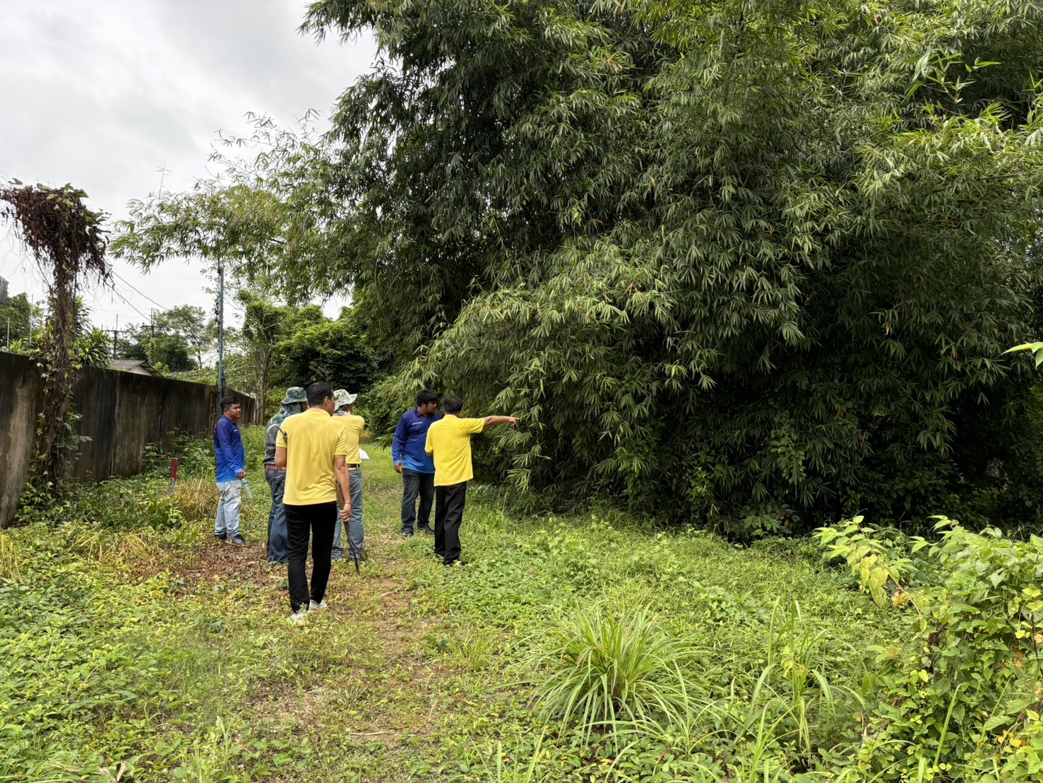 พช.นครนายก ร่วมทำพิธีไหว้เจ้าที่ ก่อนปรับสภาพพื้นที่เพื่อจัดทำฐานเรียนรู้