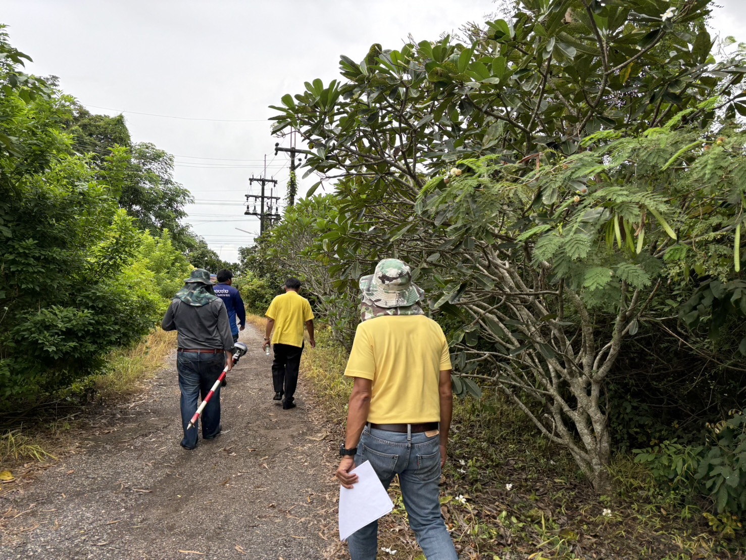 พช.นครนายก ร่วมทำพิธีไหว้เจ้าที่ ก่อนปรับสภาพพื้นที่เพื่อจัดทำฐานเรียนรู้