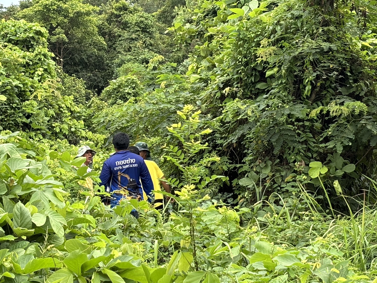 พช.นครนายก ร่วมทำพิธีไหว้เจ้าที่ ก่อนปรับสภาพพื้นที่เพื่อจัดทำฐานเรียนรู้