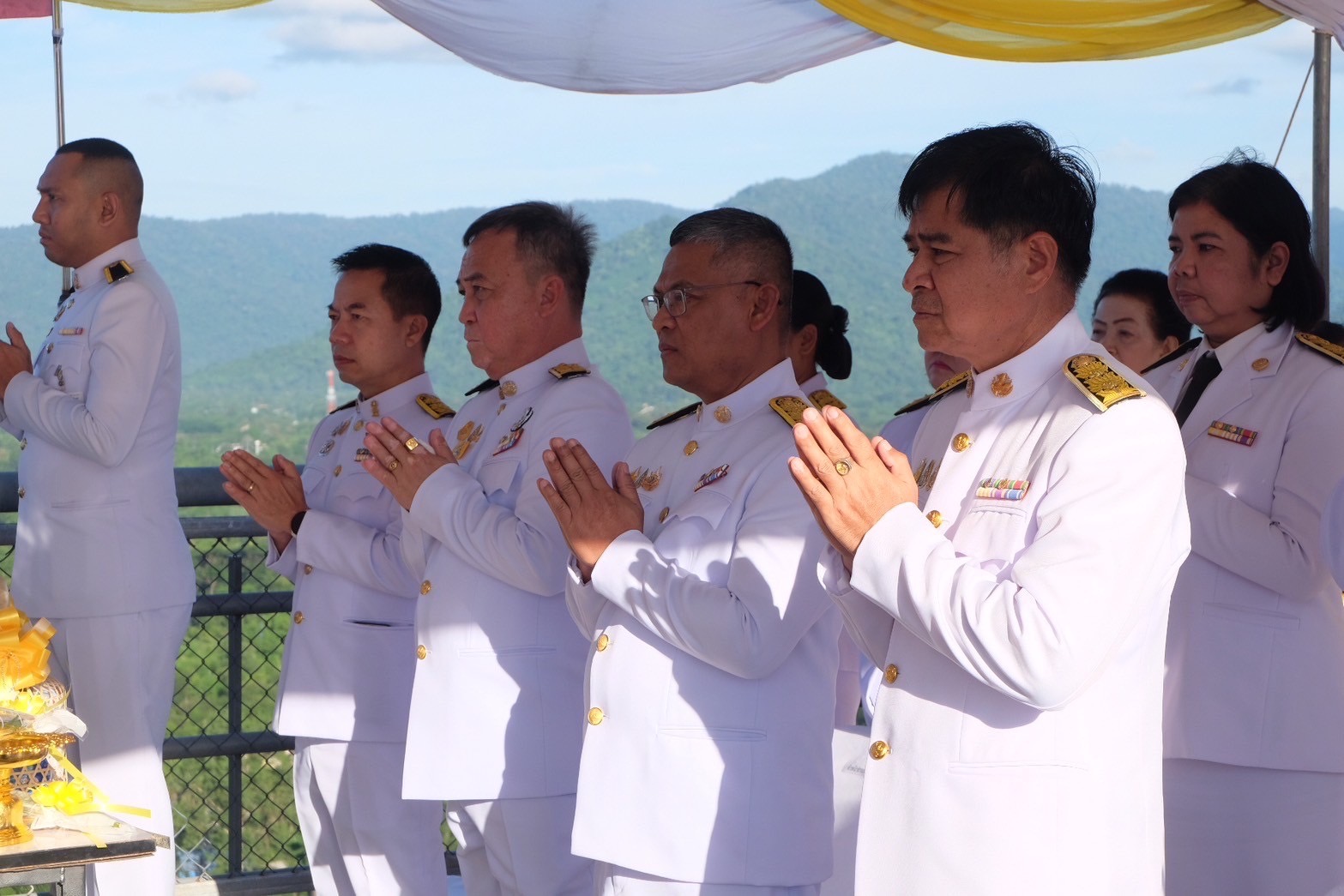 …พช.นครนายก ร่วมพิธีสวดพระพุทธมนต์ทำบุญตักบาตรถวายพระราชกุศล และพิธีวางพวงมาลาถวายราชสักการะ เนื่องในวันนวมินทรมหาราช