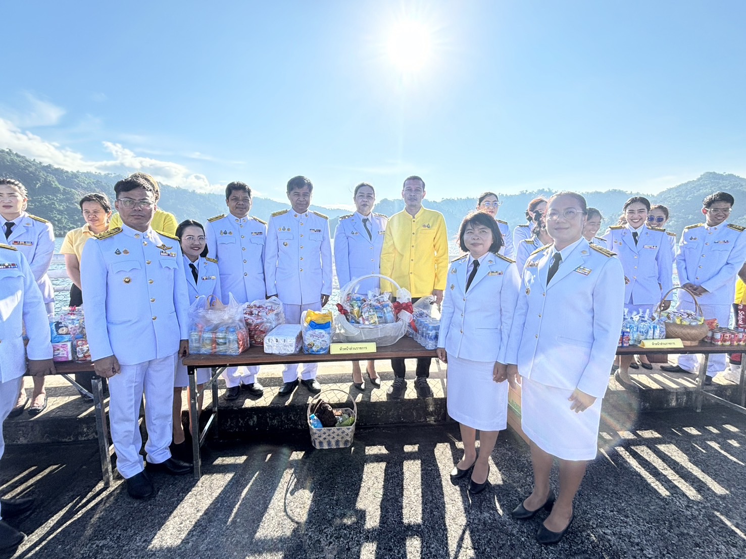 …พช.นครนายก ร่วมพิธีสวดพระพุทธมนต์ทำบุญตักบาตรถวายพระราชกุศล และพิธีวางพวงมาลาถวายราชสักการะ เนื่องในวันนวมินทรมหาราช