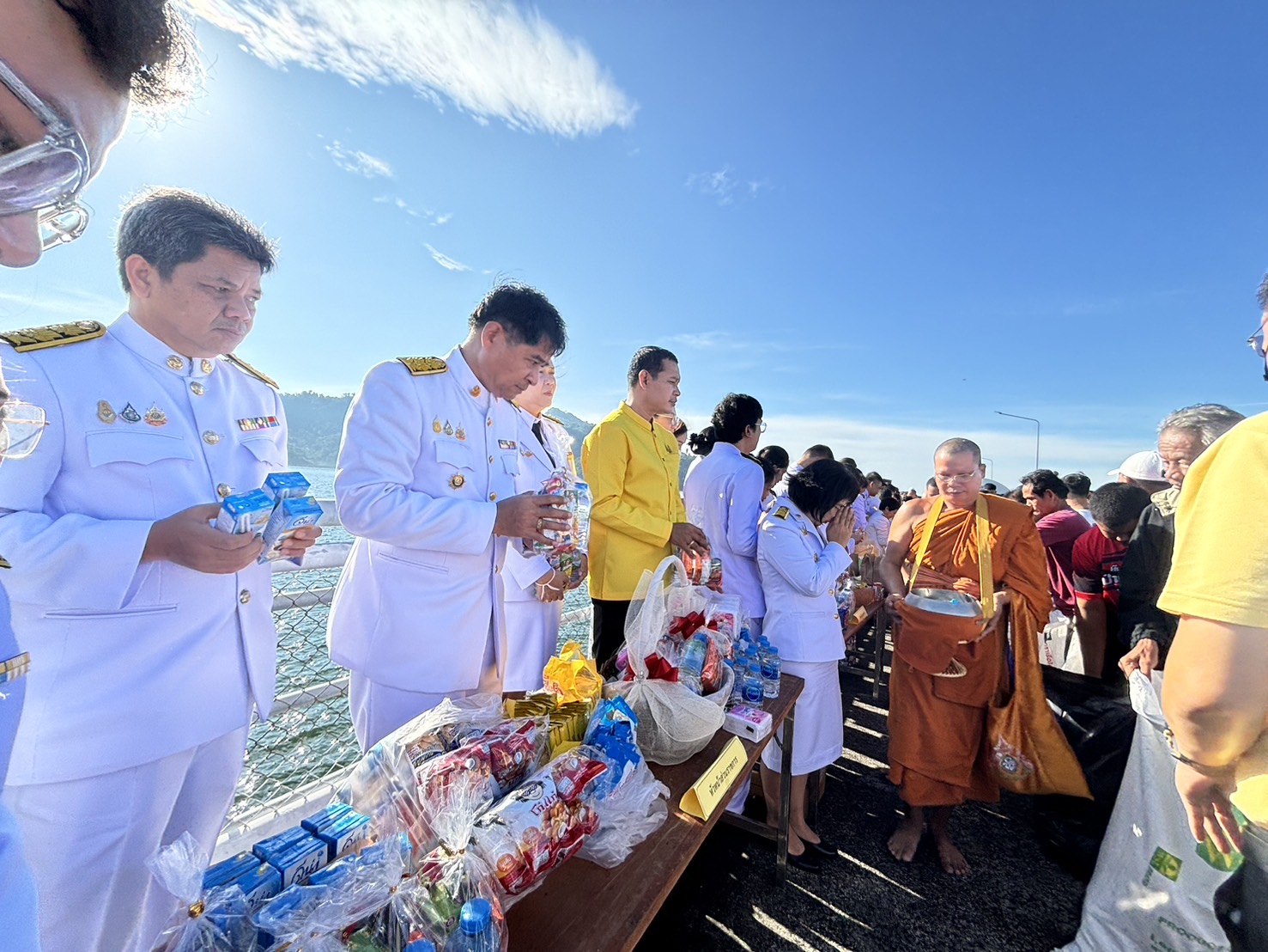 …พช.นครนายก ร่วมพิธีสวดพระพุทธมนต์ทำบุญตักบาตรถวายพระราชกุศล และพิธีวางพวงมาลาถวายราชสักการะ เนื่องในวันนวมินทรมหาราช