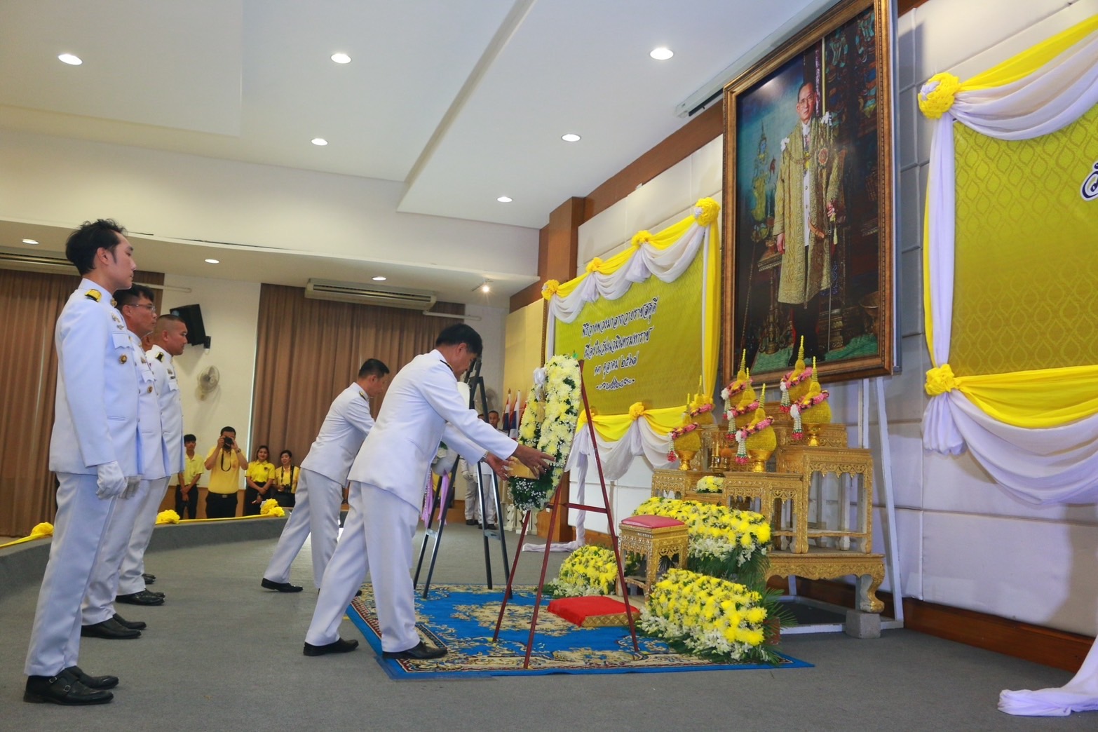 …พช.นครนายก ร่วมพิธีสวดพระพุทธมนต์ทำบุญตักบาตรถวายพระราชกุศล และพิธีวางพวงมาลาถวายราชสักการะ เนื่องในวันนวมินทรมหาราช