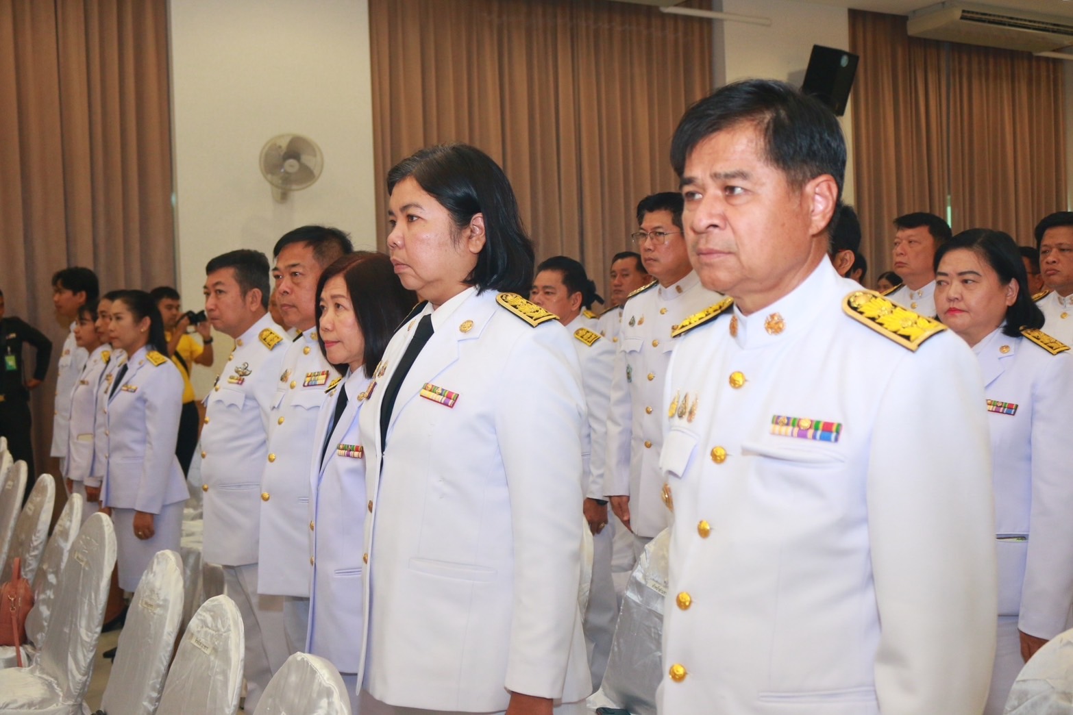 …พช.นครนายก ร่วมพิธีสวดพระพุทธมนต์ทำบุญตักบาตรถวายพระราชกุศล และพิธีวางพวงมาลาถวายราชสักการะ เนื่องในวันนวมินทรมหาราช