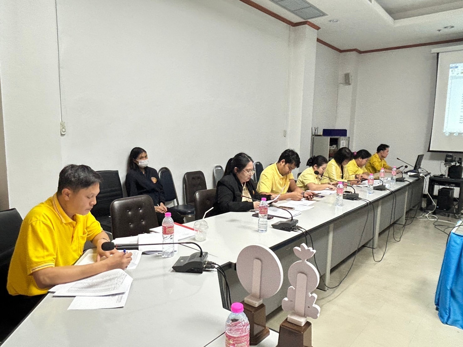 พช.นครนายก ประชุมเพื่อทบทวนและตรวจสอบรายชื่อหมู่บ้าน/ชุมชน กองทุนแม่ของแผ่นดิน จังหวัดนครนายก