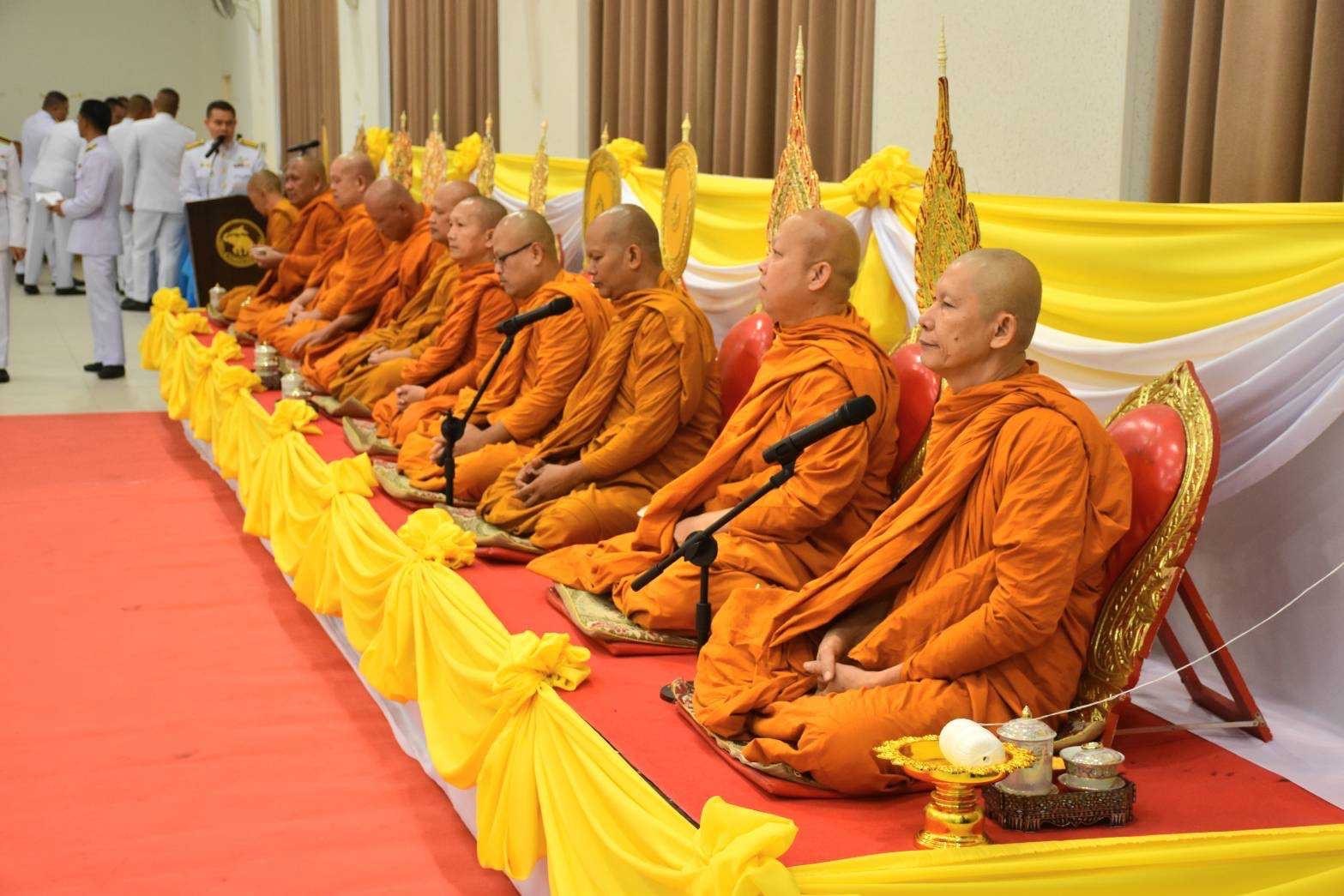 …พช.นครนายก ร่วมพิธีเจริญพระพุทธมนต์และทำบุญตักบาตรถวายพระราชกุศลและพิธีทางศาสนามหามงคล ถวายพระราชกุศล เฉลิมพระเกียรติพระบาทสมเด็จพระเจ้าอยู่หัว เนื่องในโอกาสพระราชพิธีสมมงคลพระชนมายุเท่าพระบาทสมเด็จพระพุทธยอดฟ้าจุฬาโลกมหาราช สมเด็จพระปฐมบรมกษัตริยาธิราชแห่งพระราชวงศ์จักรี พุทธศักราช 2568