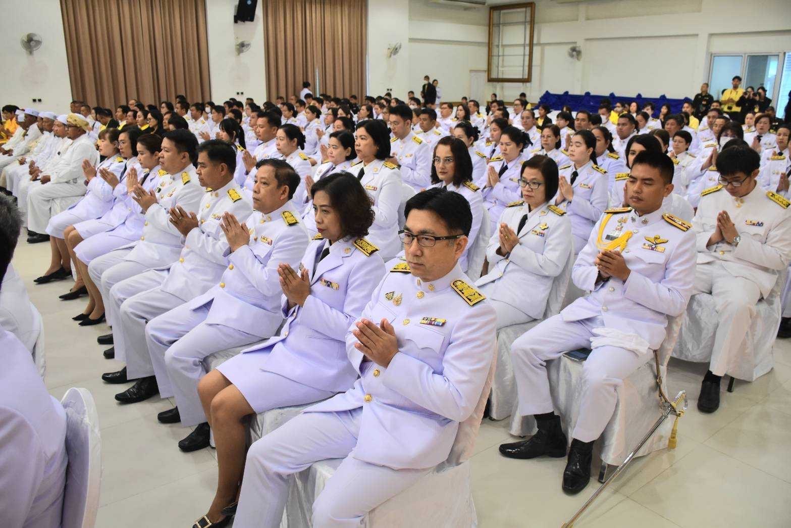 …พช.นครนายก ร่วมพิธีเจริญพระพุทธมนต์และทำบุญตักบาตรถวายพระราชกุศลและพิธีทางศาสนามหามงคล ถวายพระราชกุศล เฉลิมพระเกียรติพระบาทสมเด็จพระเจ้าอยู่หัว เนื่องในโอกาสพระราชพิธีสมมงคลพระชนมายุเท่าพระบาทสมเด็จพระพุทธยอดฟ้าจุฬาโลกมหาราช สมเด็จพระปฐมบรมกษัตริยาธิราชแห่งพระราชวงศ์จักรี พุทธศักราช 2568