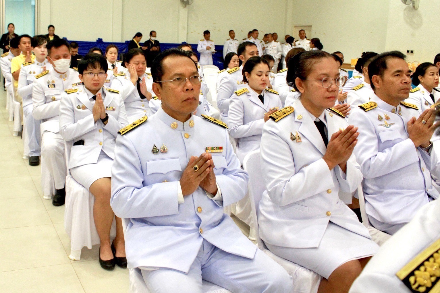 …พช.นครนายก ร่วมพิธีเจริญพระพุทธมนต์และทำบุญตักบาตรถวายพระราชกุศลและพิธีทางศาสนามหามงคล ถวายพระราชกุศล เฉลิมพระเกียรติพระบาทสมเด็จพระเจ้าอยู่หัว เนื่องในโอกาสพระราชพิธีสมมงคลพระชนมายุเท่าพระบาทสมเด็จพระพุทธยอดฟ้าจุฬาโลกมหาราช สมเด็จพระปฐมบรมกษัตริยาธิราชแห่งพระราชวงศ์จักรี พุทธศักราช 2568