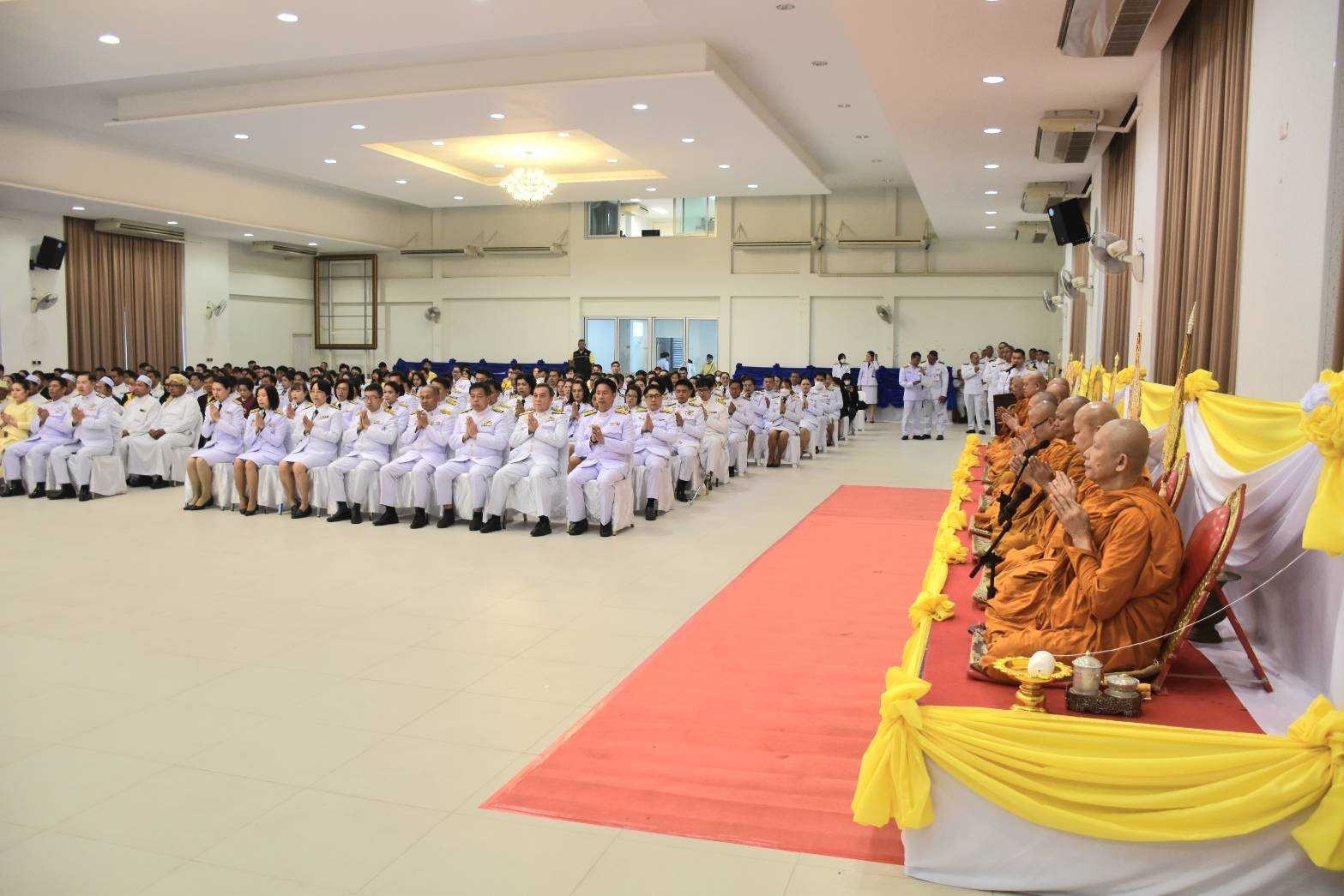 …พช.นครนายก ร่วมพิธีเจริญพระพุทธมนต์และทำบุญตักบาตรถวายพระราชกุศลและพิธีทางศาสนามหามงคล ถวายพระราชกุศล เฉลิมพระเกียรติพระบาทสมเด็จพระเจ้าอยู่หัว เนื่องในโอกาสพระราชพิธีสมมงคลพระชนมายุเท่าพระบาทสมเด็จพระพุทธยอดฟ้าจุฬาโลกมหาราช สมเด็จพระปฐมบรมกษัตริยาธิราชแห่งพระราชวงศ์จักรี พุทธศักราช 2568