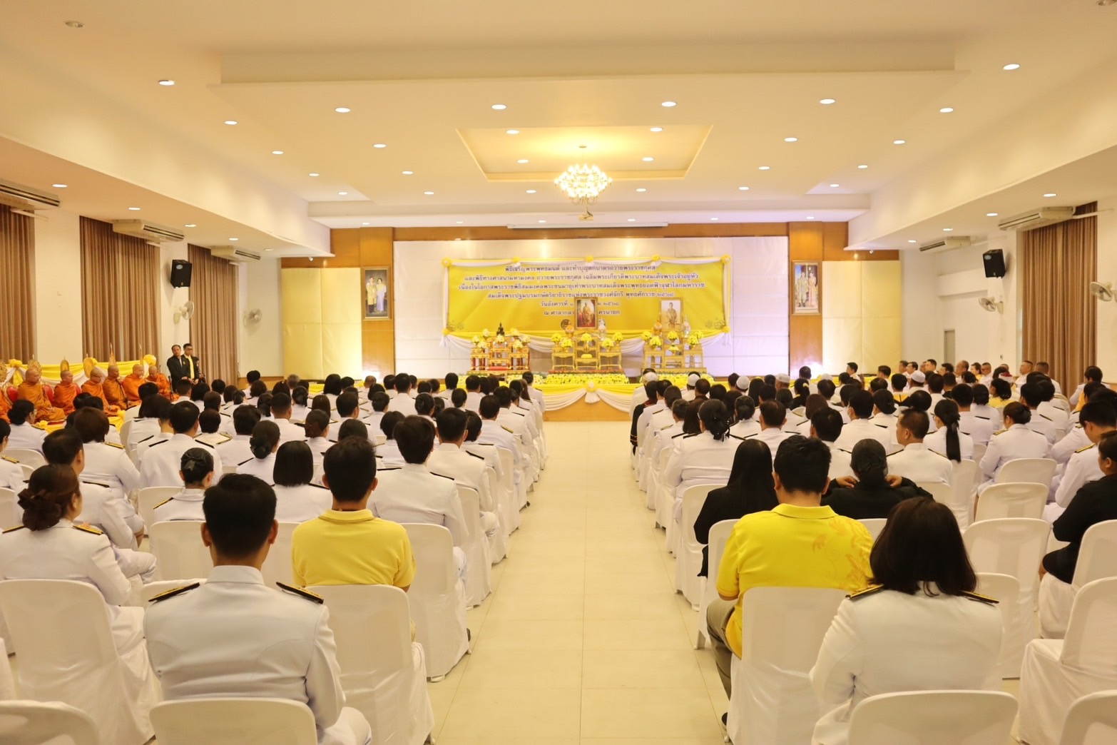 …พช.นครนายก ร่วมพิธีเจริญพระพุทธมนต์และทำบุญตักบาตรถวายพระราชกุศลและพิธีทางศาสนามหามงคล ถวายพระราชกุศล เฉลิมพระเกียรติพระบาทสมเด็จพระเจ้าอยู่หัว เนื่องในโอกาสพระราชพิธีสมมงคลพระชนมายุเท่าพระบาทสมเด็จพระพุทธยอดฟ้าจุฬาโลกมหาราช สมเด็จพระปฐมบรมกษัตริยาธิราชแห่งพระราชวงศ์จักรี พุทธศักราช 2568