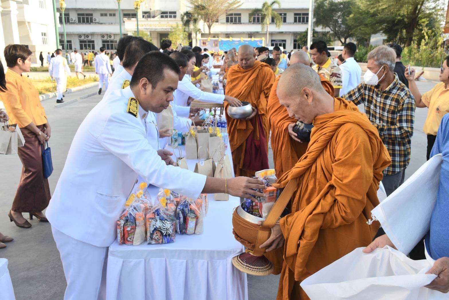 …พช.นครนายก ร่วมพิธีเจริญพระพุทธมนต์และทำบุญตักบาตรถวายพระราชกุศลและพิธีทางศาสนามหามงคล ถวายพระราชกุศล เฉลิมพระเกียรติพระบาทสมเด็จพระเจ้าอยู่หัว เนื่องในโอกาสพระราชพิธีสมมงคลพระชนมายุเท่าพระบาทสมเด็จพระพุทธยอดฟ้าจุฬาโลกมหาราช สมเด็จพระปฐมบรมกษัตริยาธิราชแห่งพระราชวงศ์จักรี พุทธศักราช 2568