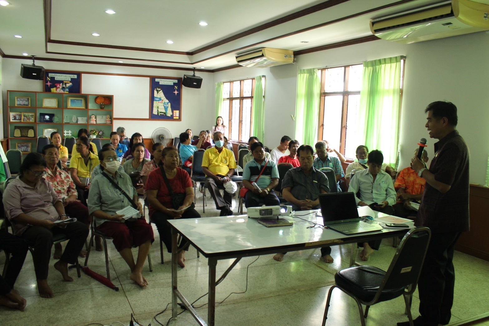 …พช.นครนายก จัดกิจกรรมอบรมผู้สูงอายุให้มีความรู้เท่าทันเทคโนโลยีออนไลน์ เพื่อสนับสนุนประเด็นการพัฒนาคุณภาพชีวิตด้านการบริหารจัดการชุมชนตามโครงการการจัดทำสารสนเทศตำบลต้นแบบเพื่อพัฒนาคุณภาพชีวิต ตำบลบางลูกเสือ