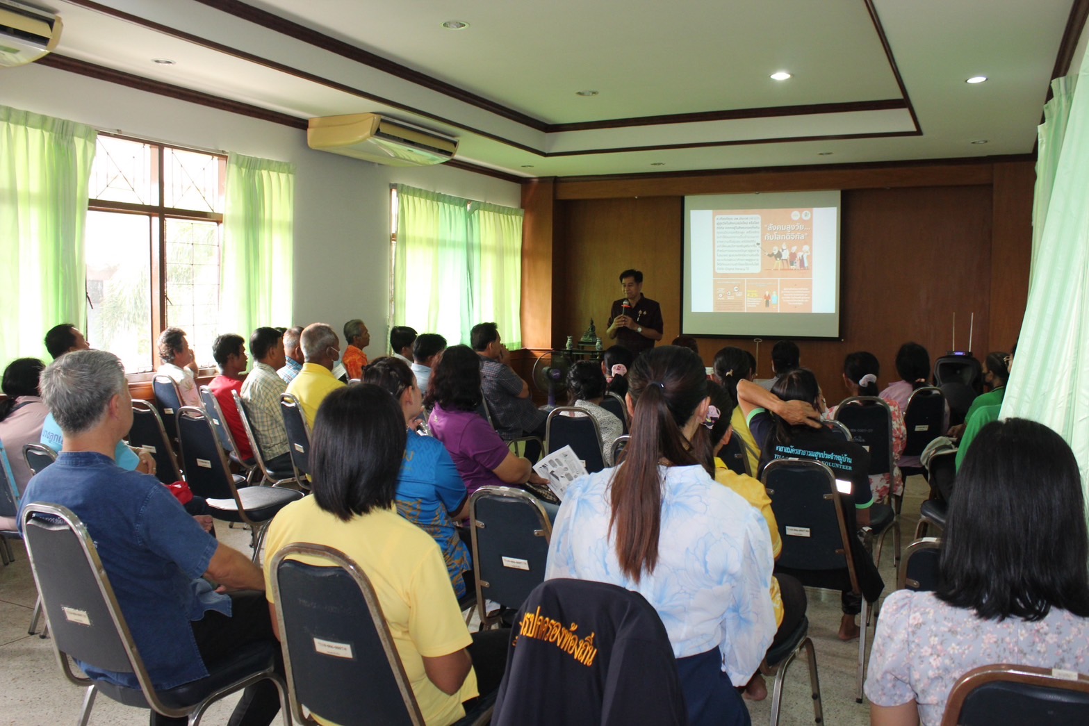 …พช.นครนายก จัดกิจกรรมอบรมผู้สูงอายุให้มีความรู้เท่าทันเทคโนโลยีออนไลน์ เพื่อสนับสนุนประเด็นการพัฒนาคุณภาพชีวิตด้านการบริหารจัดการชุมชนตามโครงการการจัดทำสารสนเทศตำบลต้นแบบเพื่อพัฒนาคุณภาพชีวิต ตำบลบางลูกเสือ