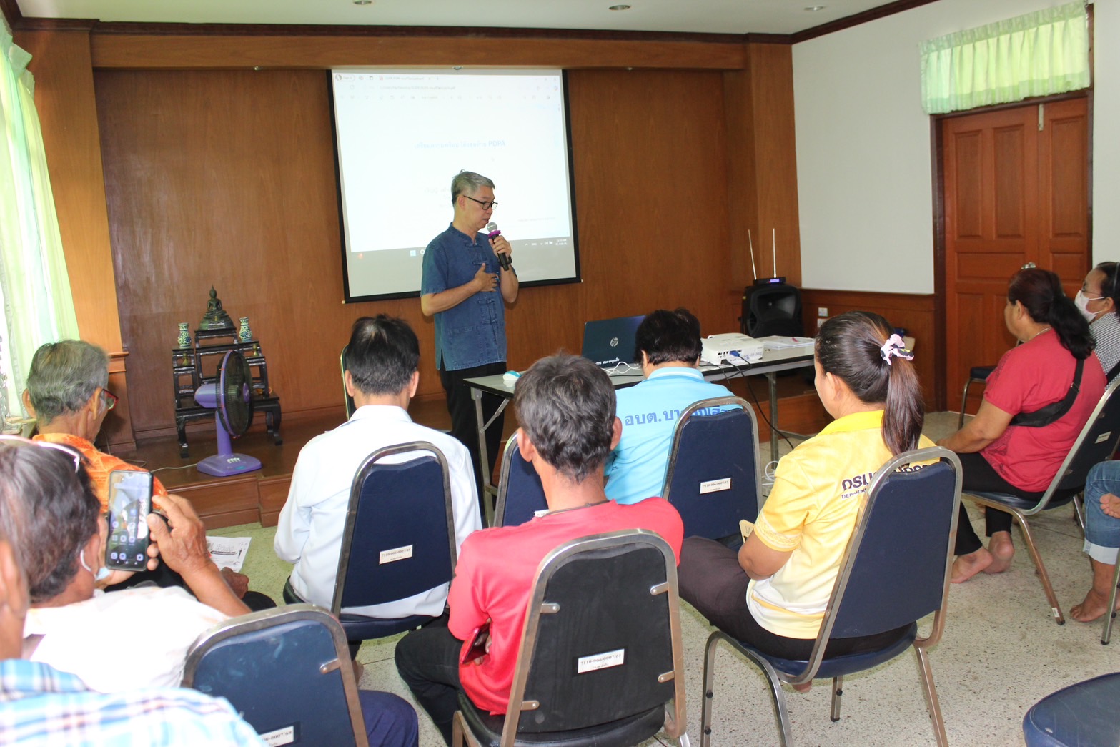 …พช.นครนายก จัดกิจกรรมอบรมผู้สูงอายุให้มีความรู้เท่าทันเทคโนโลยีออนไลน์ เพื่อสนับสนุนประเด็นการพัฒนาคุณภาพชีวิตด้านการบริหารจัดการชุมชนตามโครงการการจัดทำสารสนเทศตำบลต้นแบบเพื่อพัฒนาคุณภาพชีวิต ตำบลบางลูกเสือ